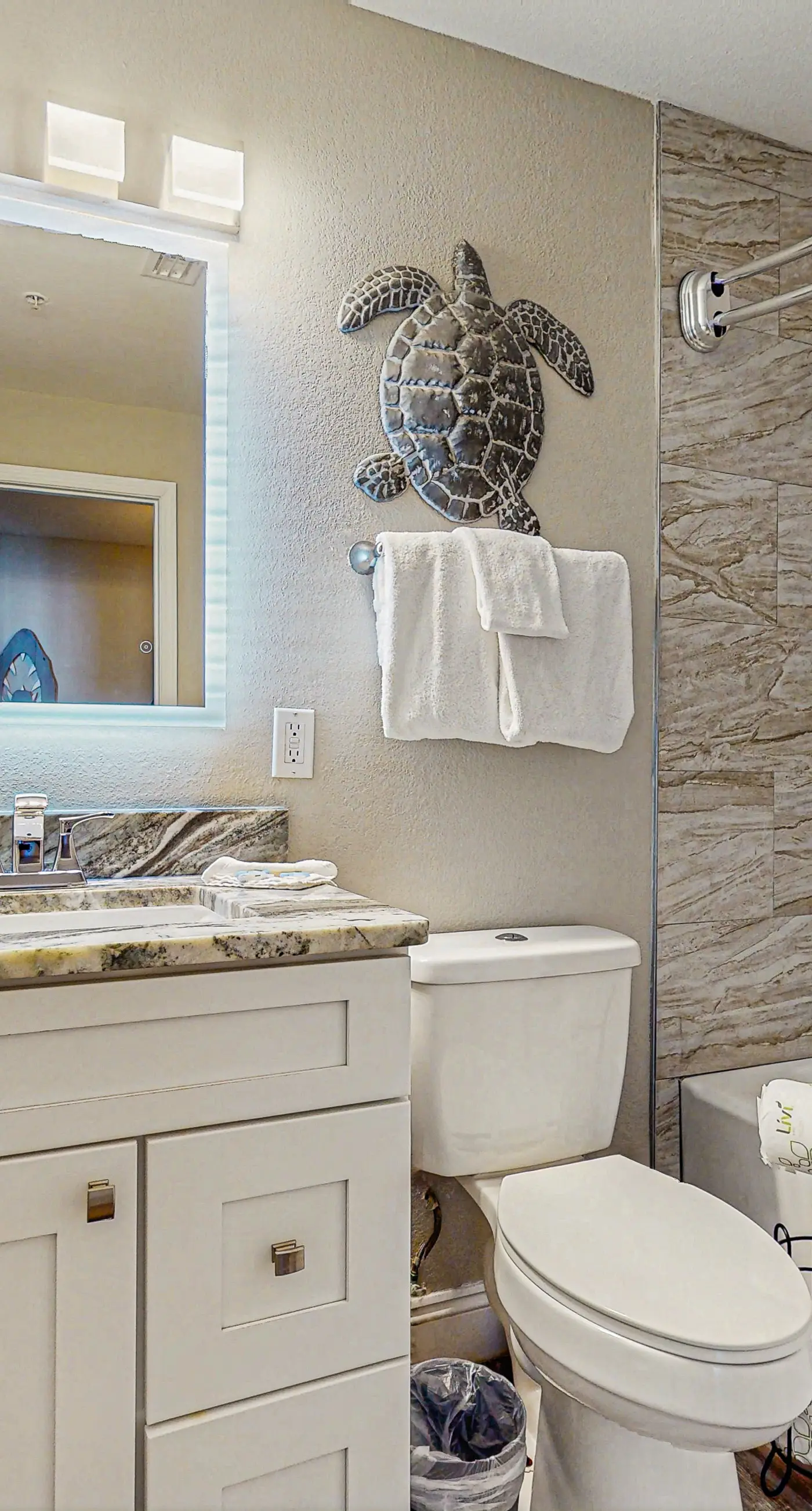 Eighth-floor beachfront condo w/ hot tubs, pools, seasonal beach service & more