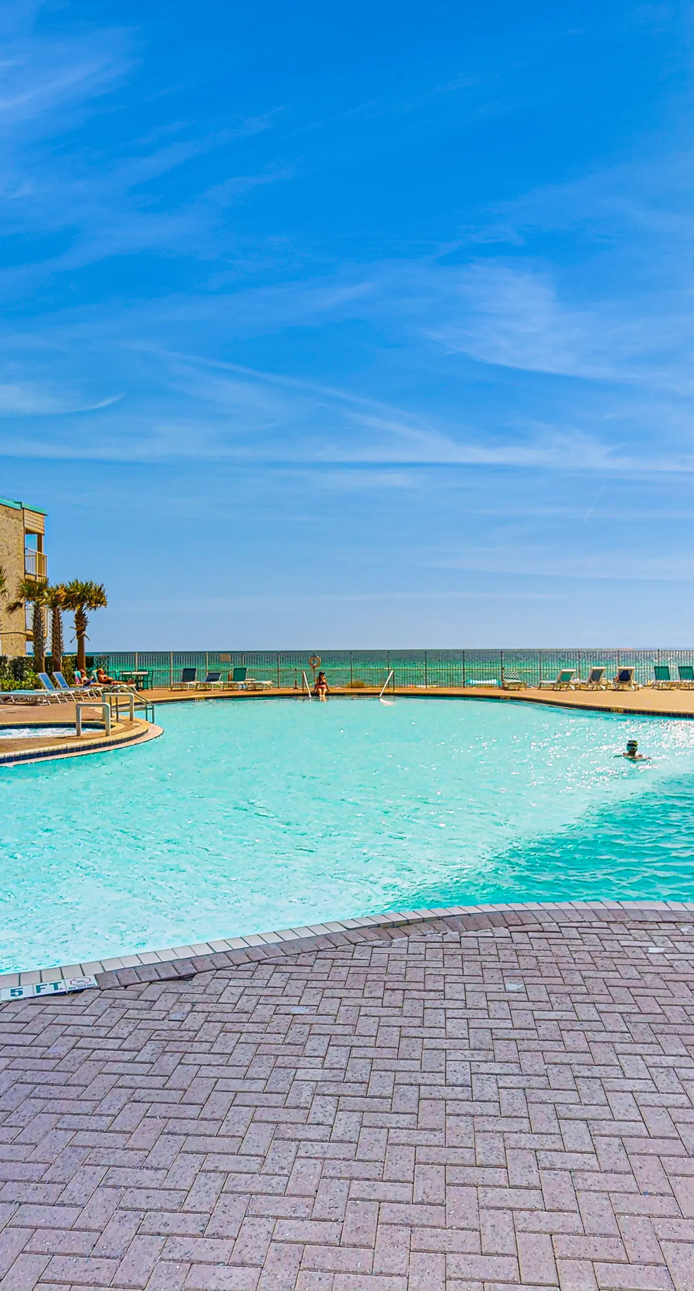 Eighth-floor beachfront condo w/ hot tubs, pools, seasonal beach service & more