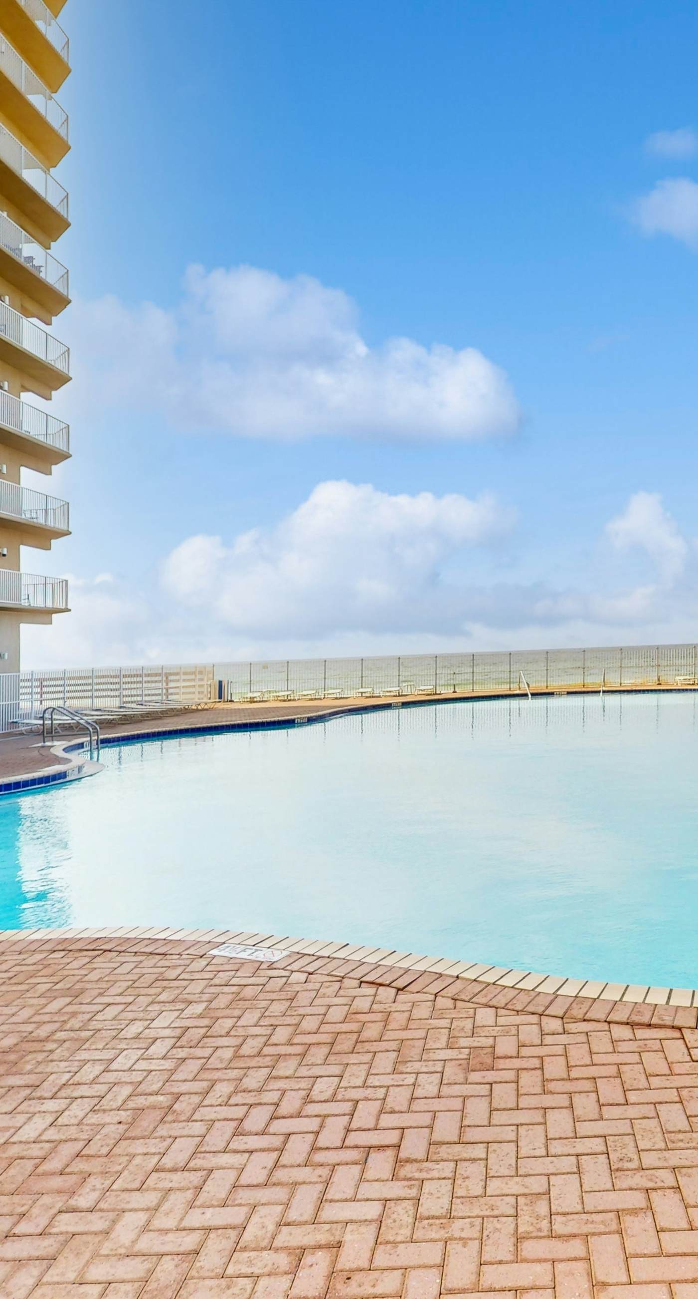 Eighth-floor beachfront condo w/ hot tubs, pools, seasonal beach service & more