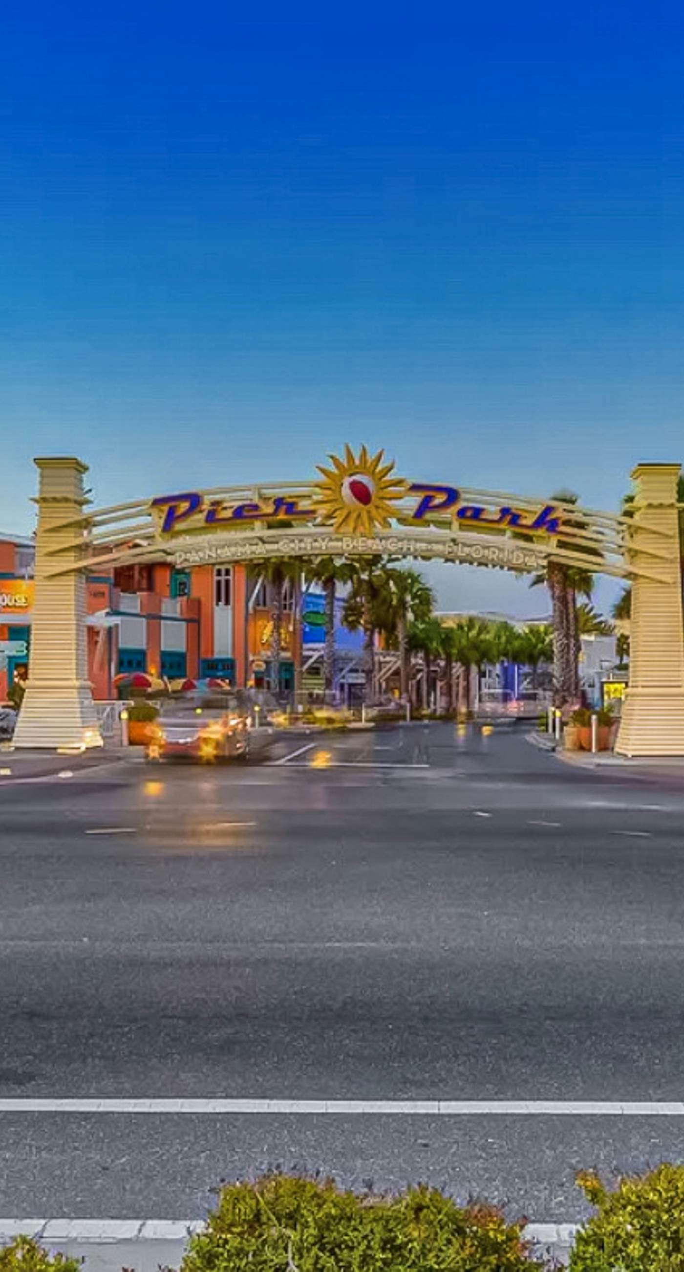 Eighth-floor beachfront condo w/ hot tubs, pools, seasonal beach service & more