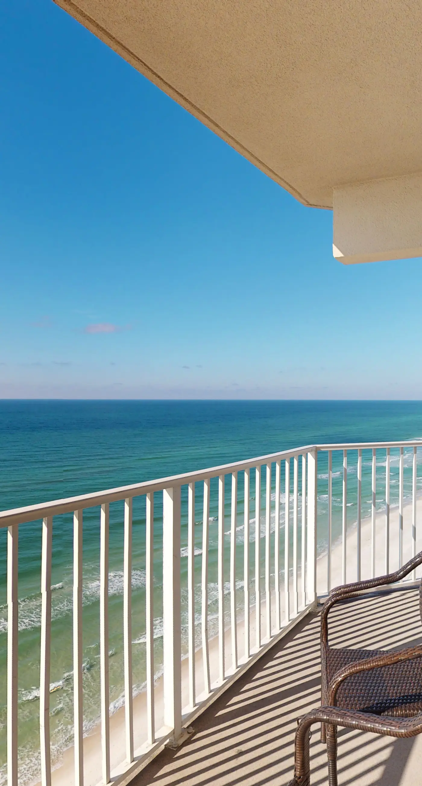 Gulf-front corner condo w/ amazing view, large balcony, pools & hot tubs