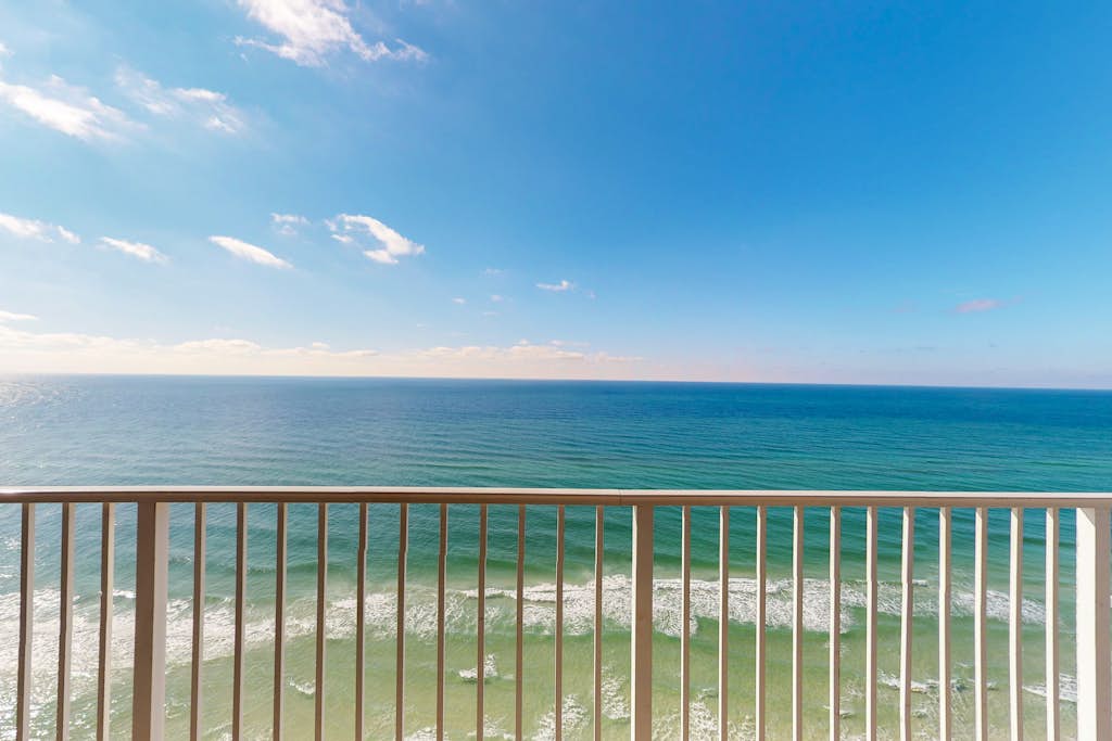 Gulf-front corner condo w/ amazing view, large balcony, pools & hot tubs