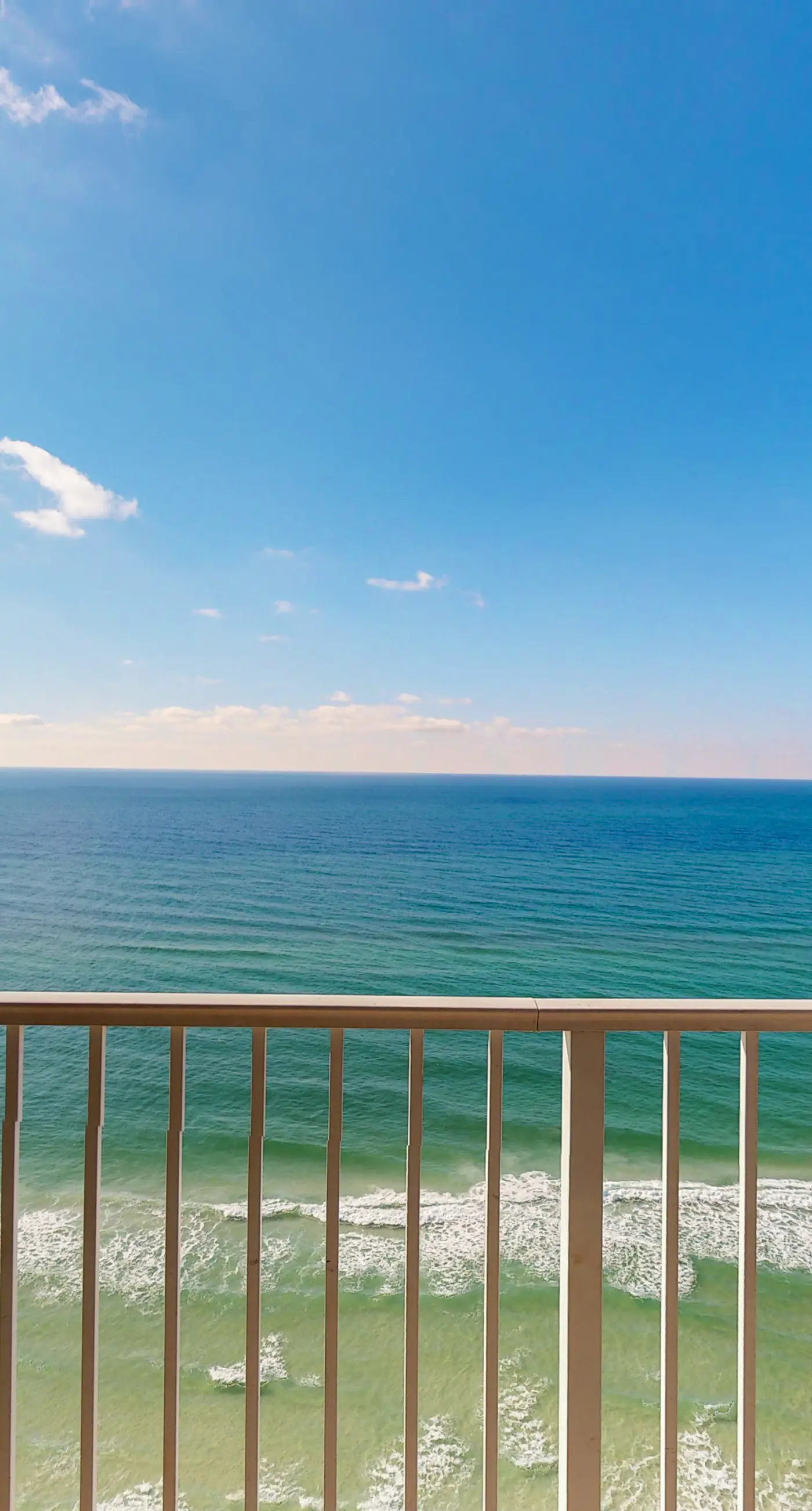 Gulf-front corner condo w/ amazing view, large balcony, pools & hot tubs