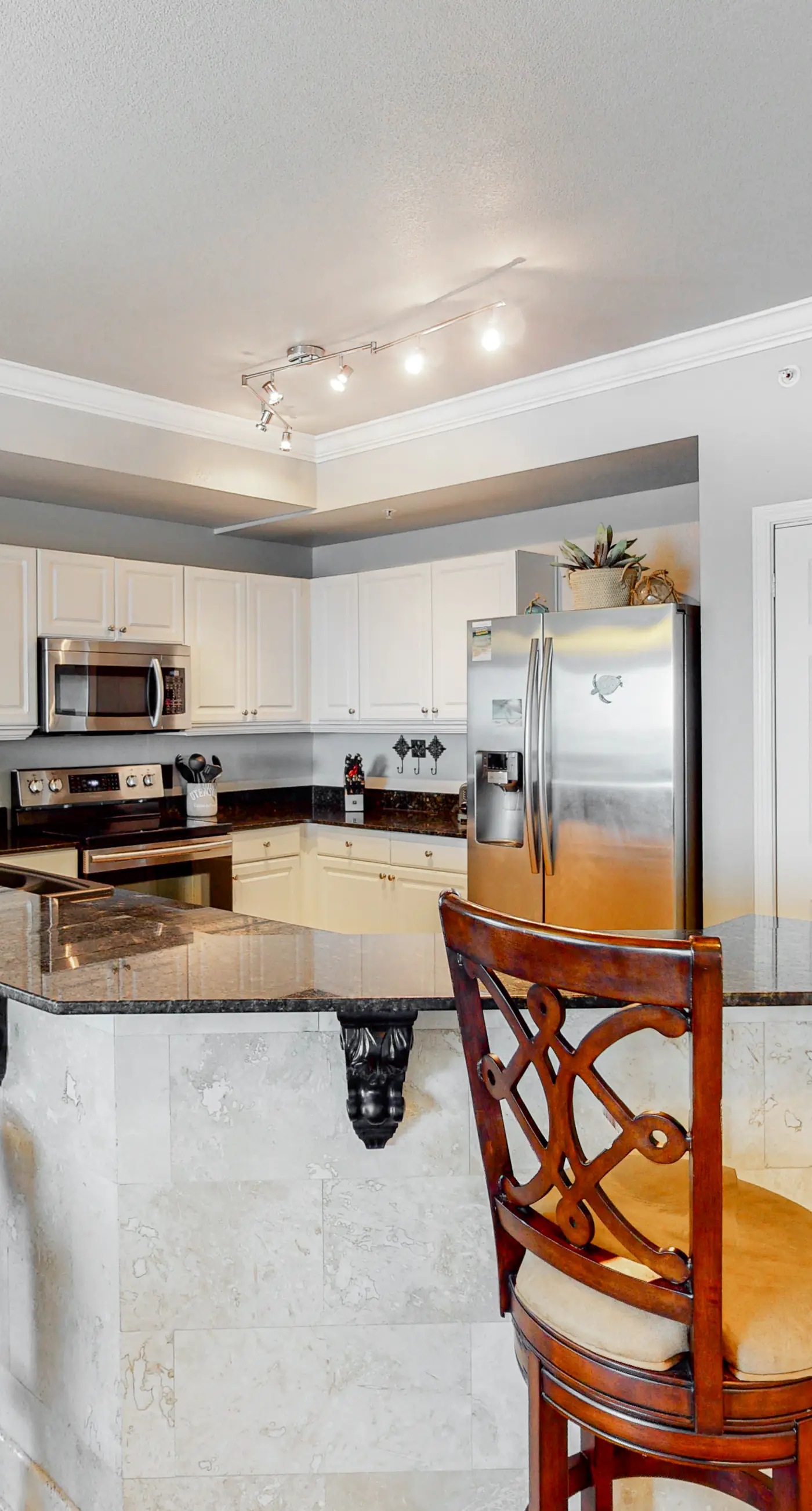 Gulf-front corner condo w/ amazing view, large balcony, pools & hot tubs
