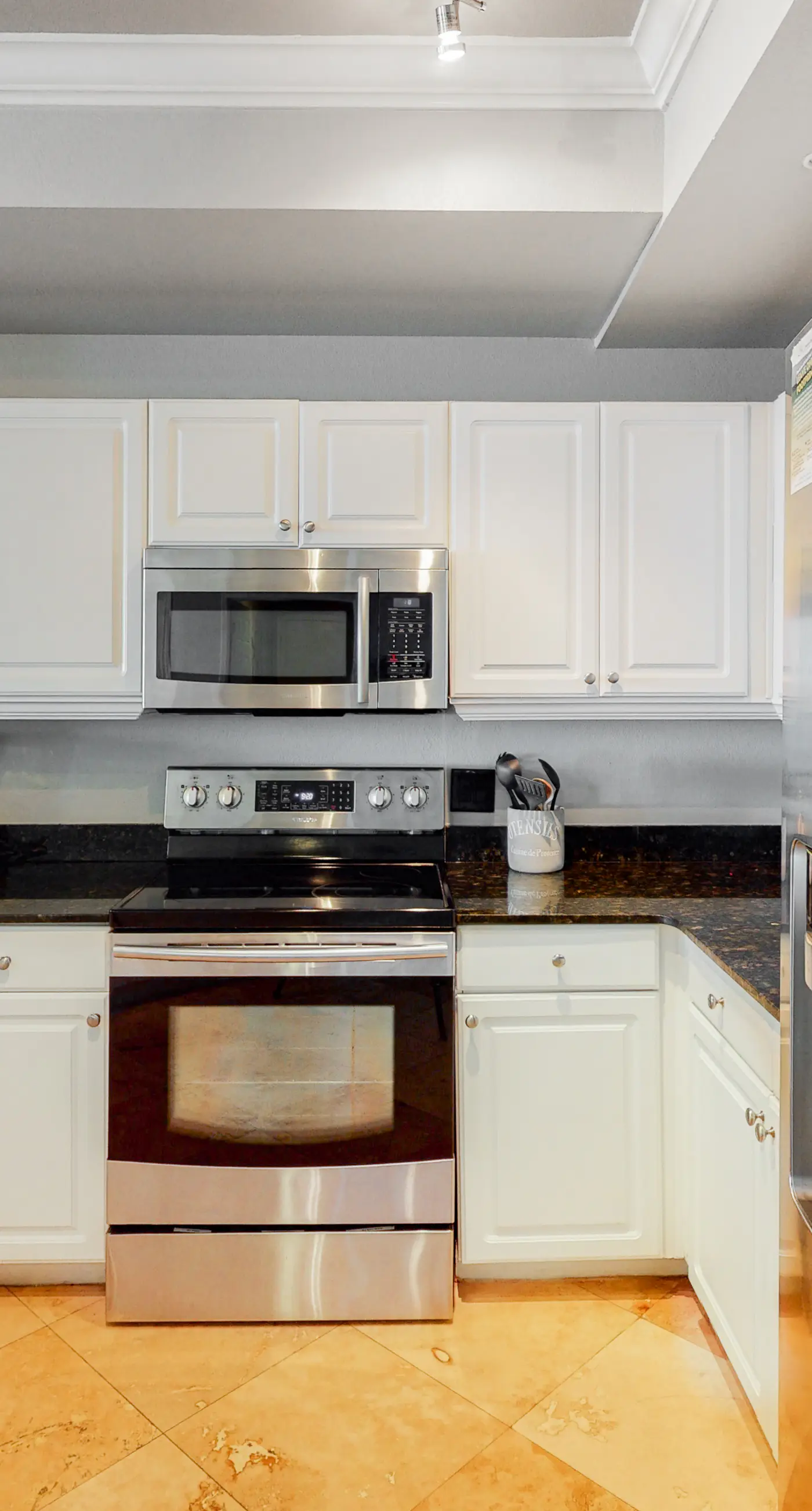Gulf-front corner condo w/ amazing view, large balcony, pools & hot tubs