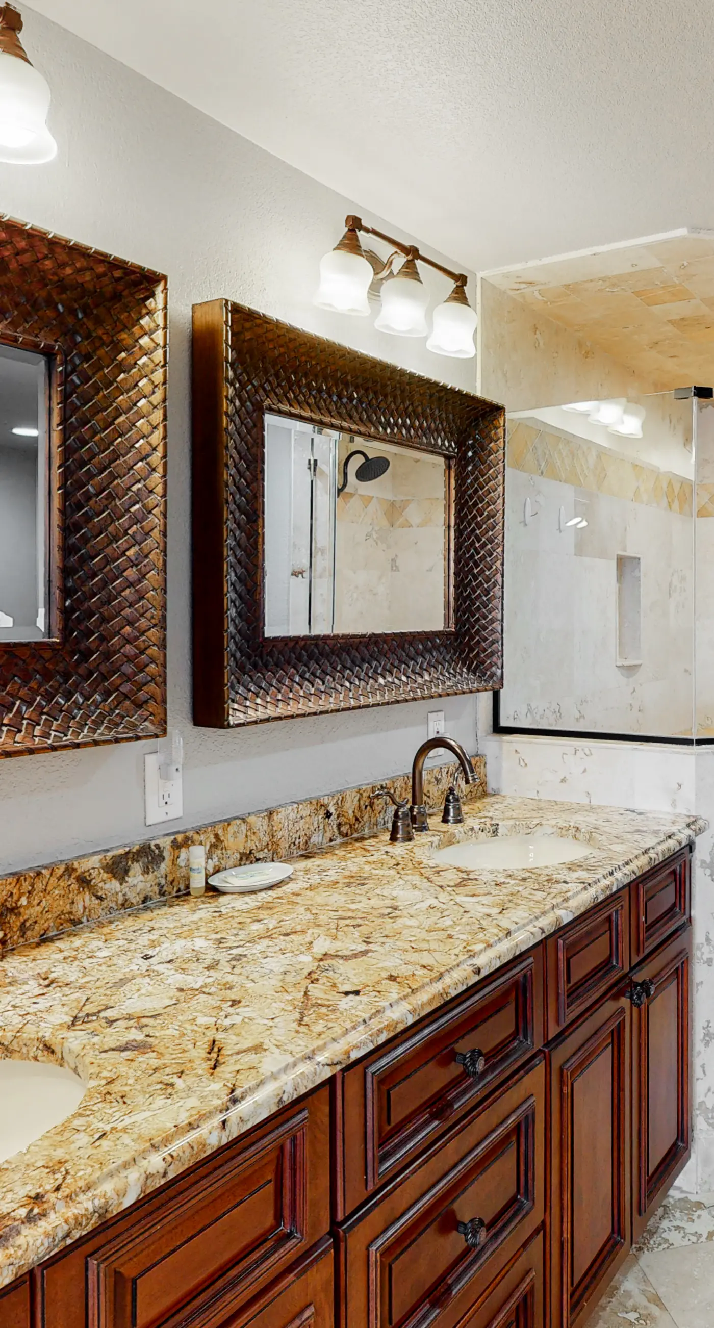 Gulf-front corner condo w/ amazing view, large balcony, pools & hot tubs