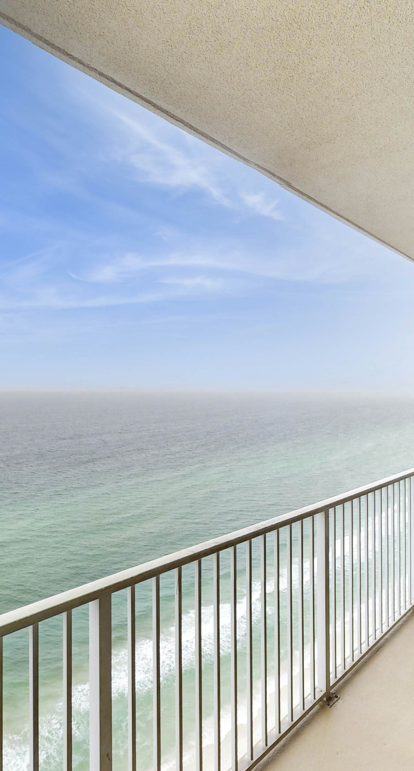 Gulf-front, 25th-floor condo with WiFi & on-site pools, hot tubs, gym, game room