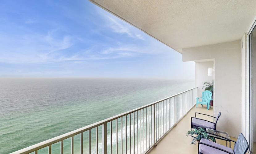 Gulf-front, 25th-floor condo with WiFi & on-site pools, hot tubs, gym, game room