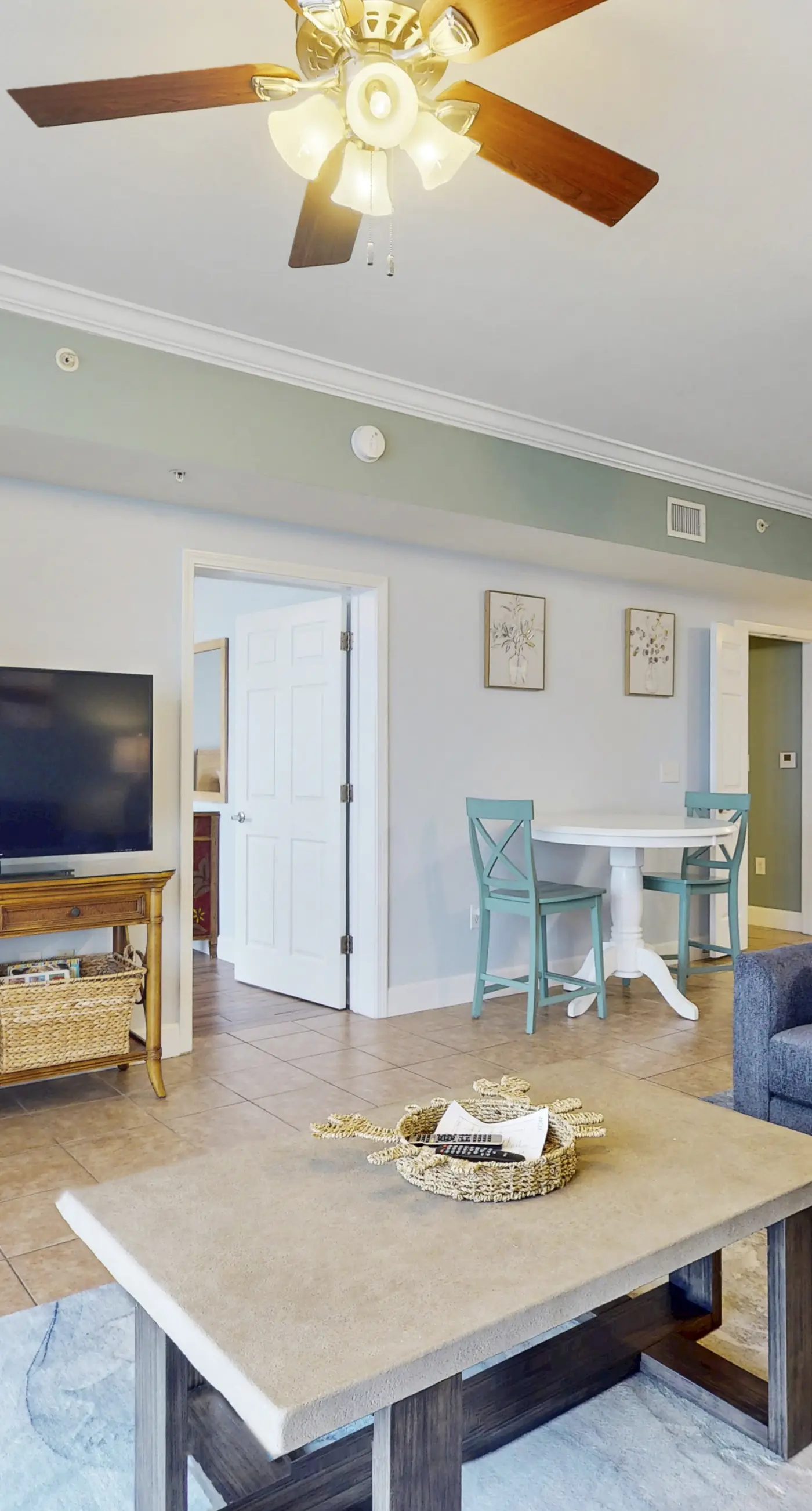 Gulf-front, 25th-floor condo with WiFi & on-site pools, hot tubs, gym, game room