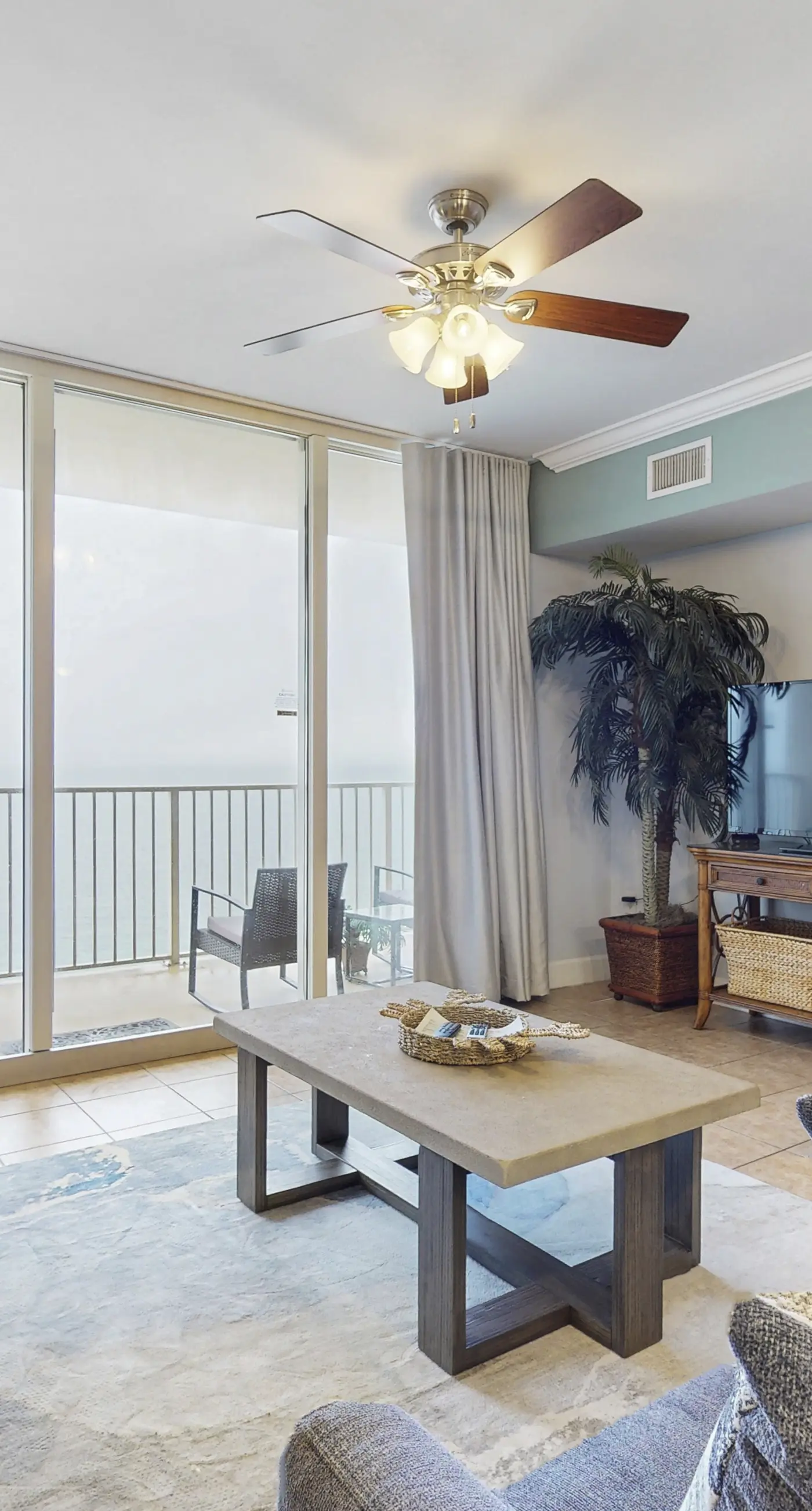 Gulf-front, 25th-floor condo with WiFi & on-site pools, hot tubs, gym, game room