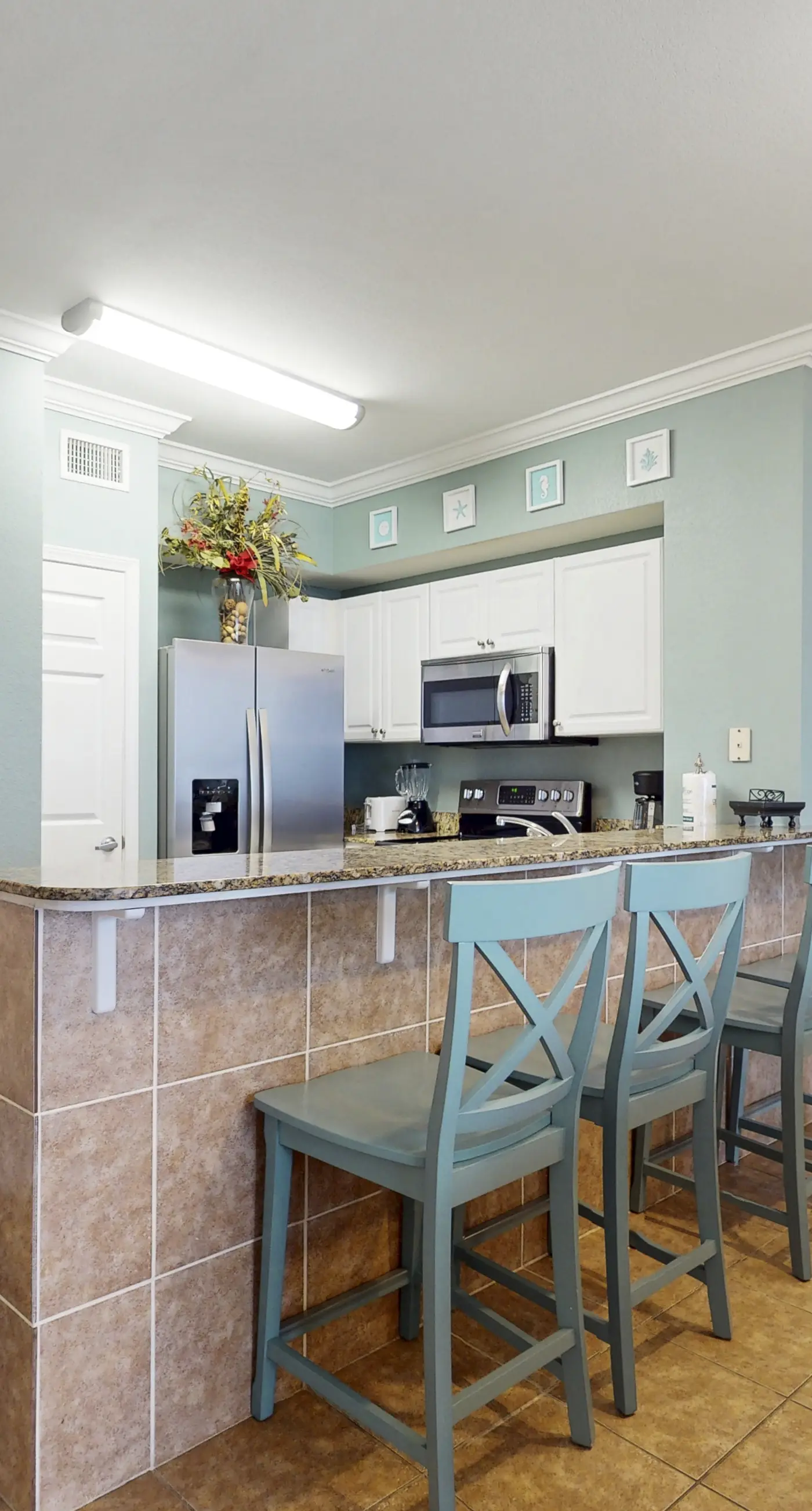 Gulf-front, 25th-floor condo with WiFi & on-site pools, hot tubs, gym, game room