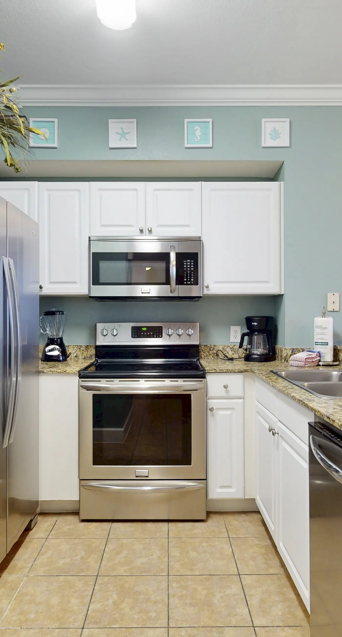 Gulf-front, 25th-floor condo with WiFi & on-site pools, hot tubs, gym, game room