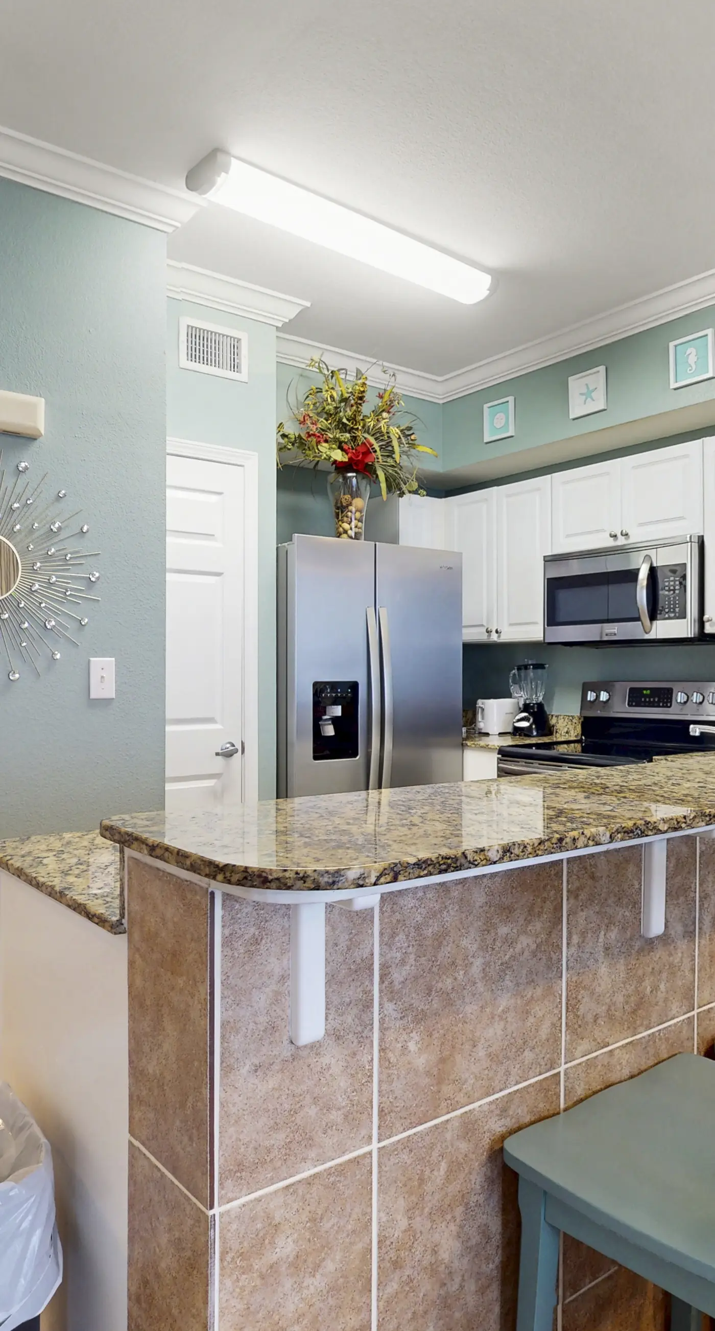 Gulf-front, 25th-floor condo with WiFi & on-site pools, hot tubs, gym, game room