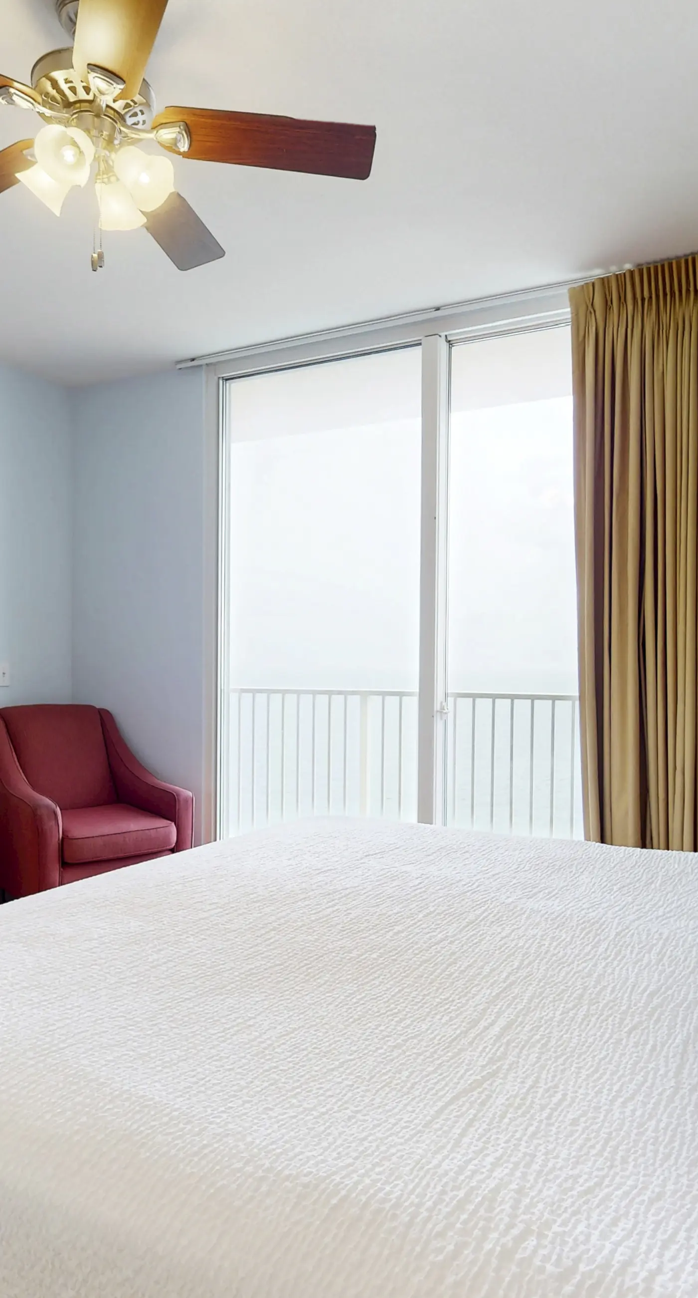 Gulf-front, 25th-floor condo with WiFi & on-site pools, hot tubs, gym, game room