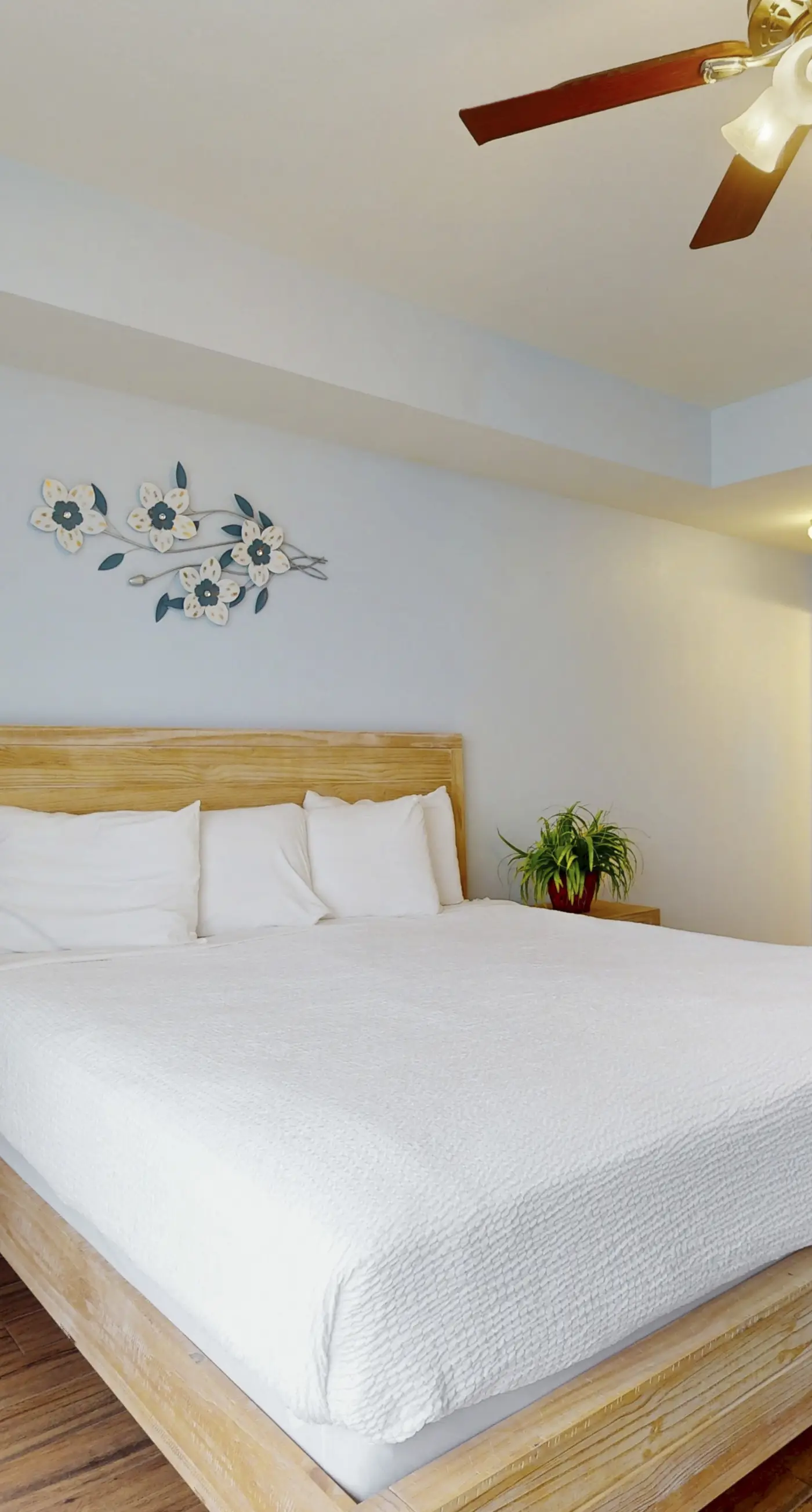 Gulf-front, 25th-floor condo with WiFi & on-site pools, hot tubs, gym, game room