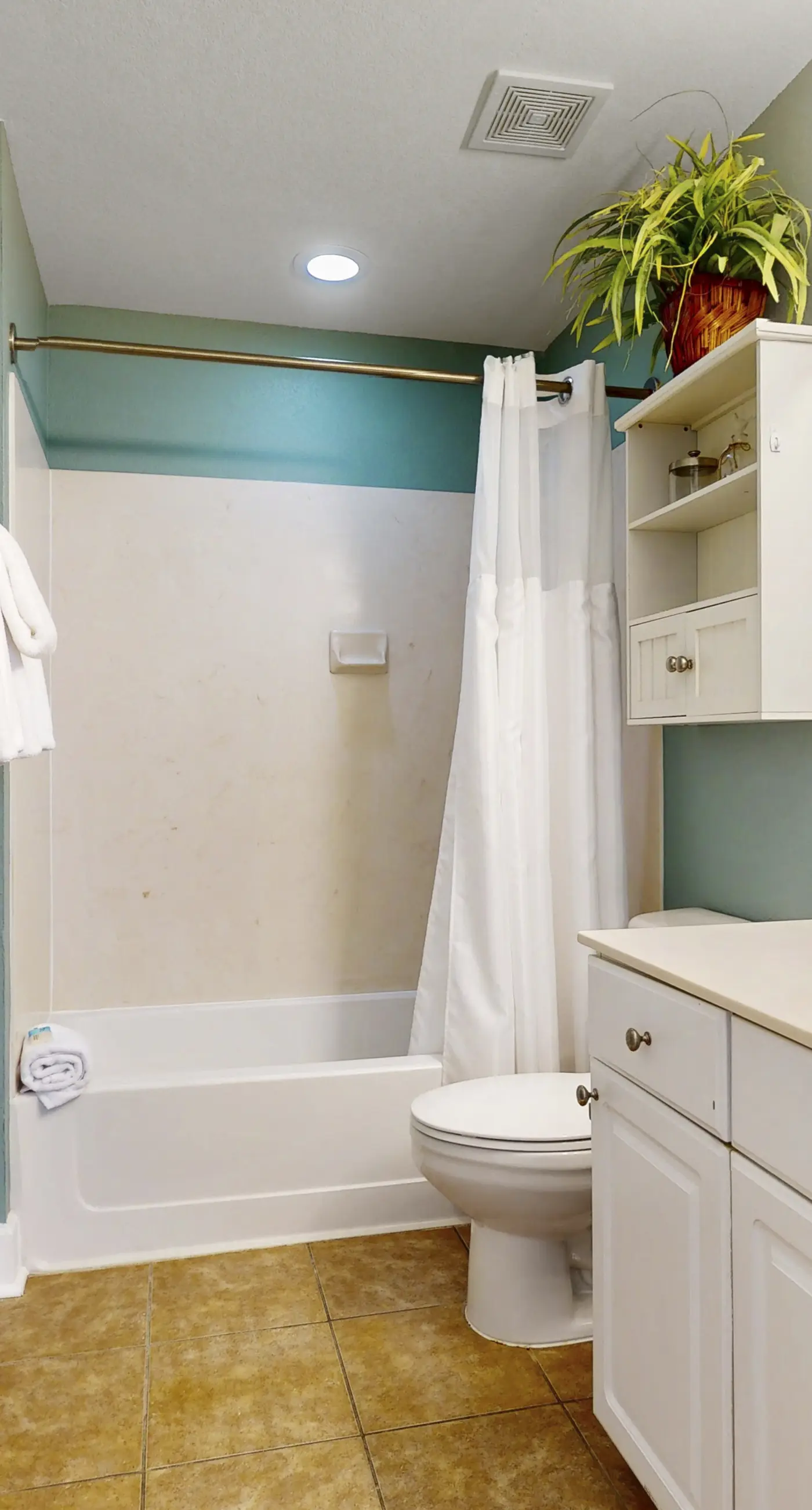 Gulf-front, 25th-floor condo with WiFi & on-site pools, hot tubs, gym, game room