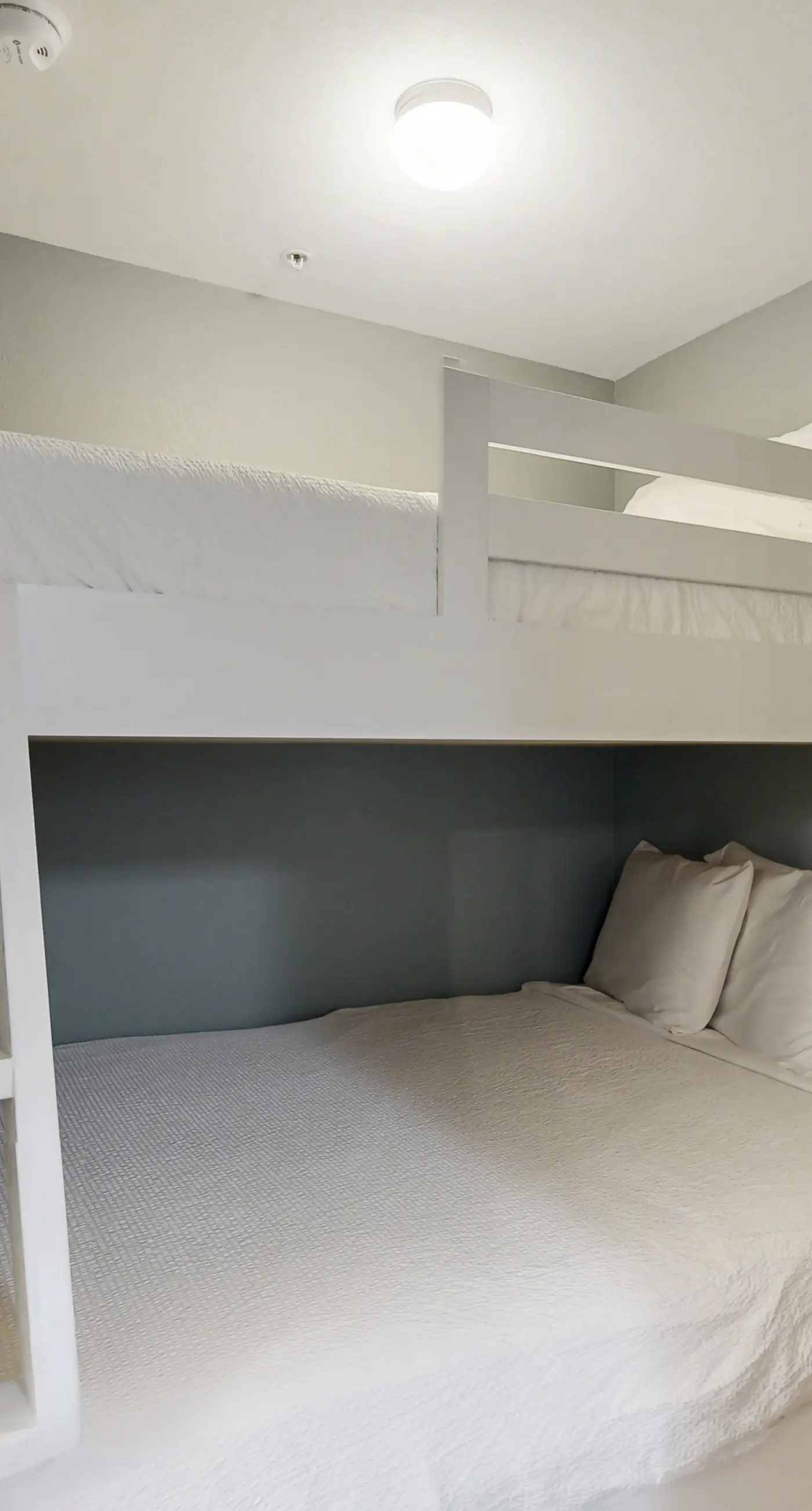 Gulf-front, 25th-floor condo with WiFi & on-site pools, hot tubs, gym, game room