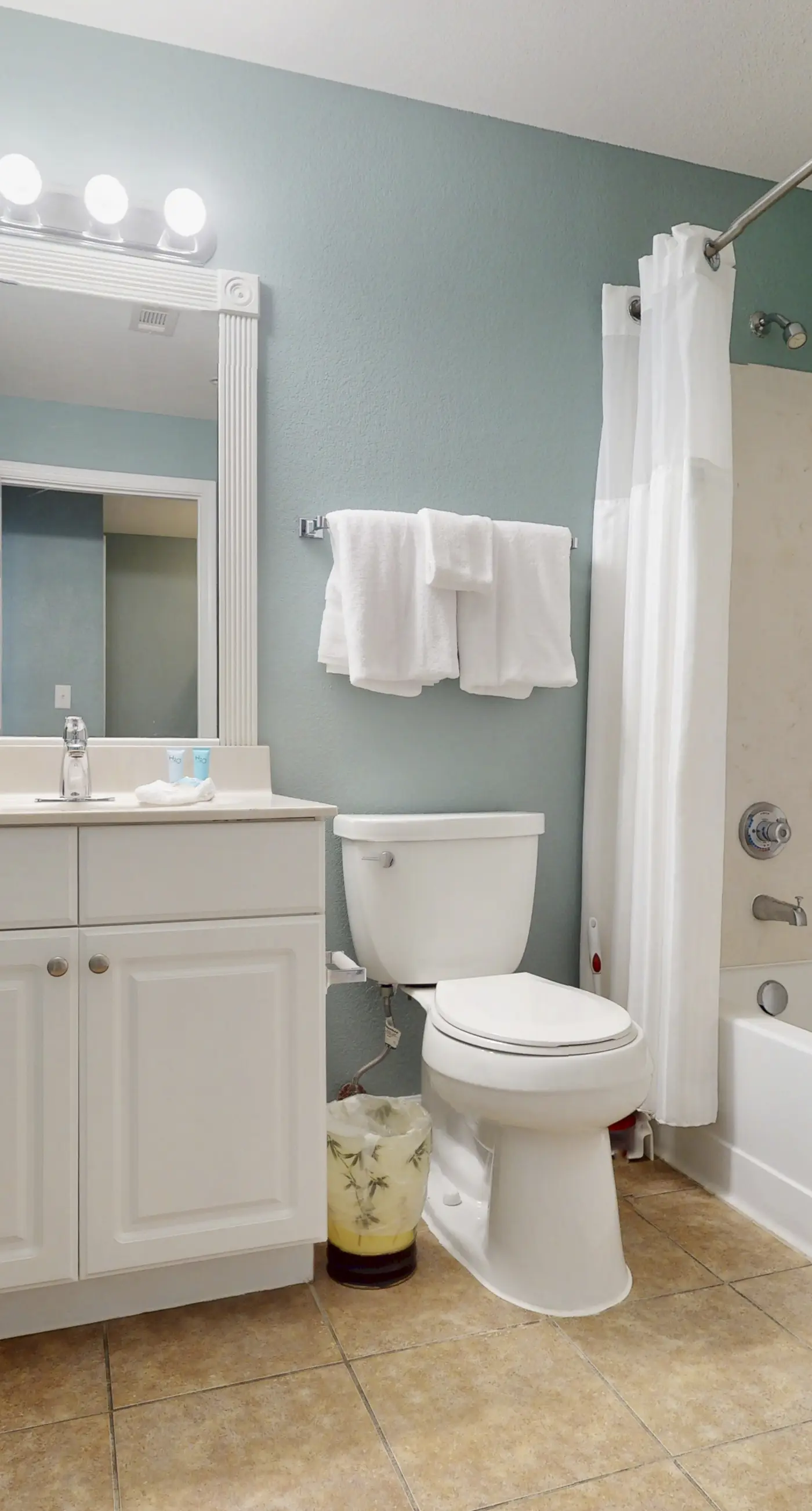 Gulf-front, 25th-floor condo with WiFi & on-site pools, hot tubs, gym, game room