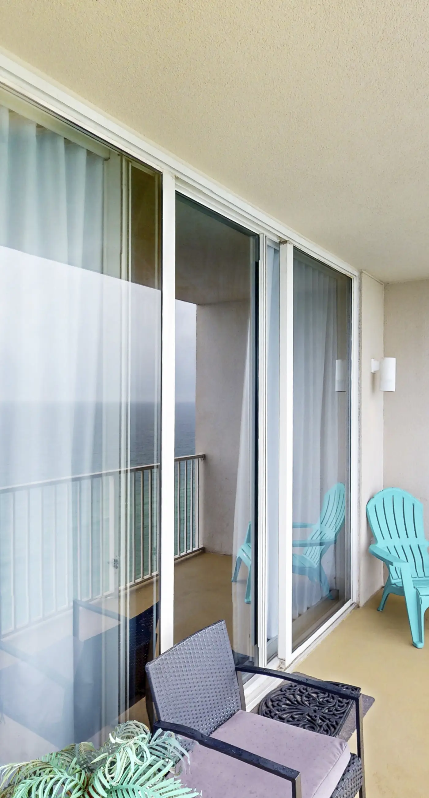 Gulf-front, 25th-floor condo with WiFi & on-site pools, hot tubs, gym, game room