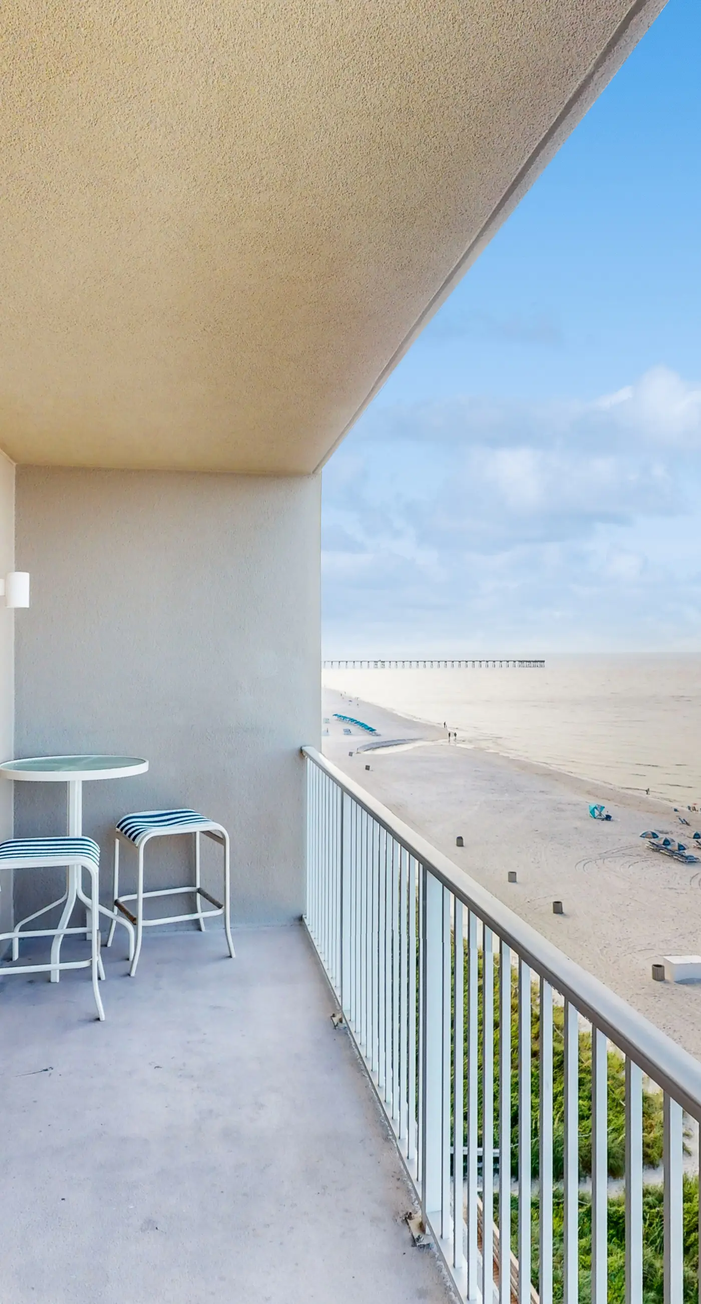 Spacious, beachfront condo w/shared gym, sauna, hot tub, pools, and BBQ area