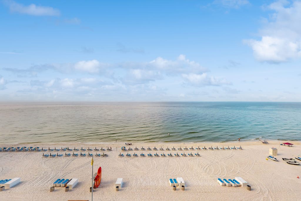 Spacious, beachfront condo w/shared gym, sauna, hot tub, pools, and BBQ area