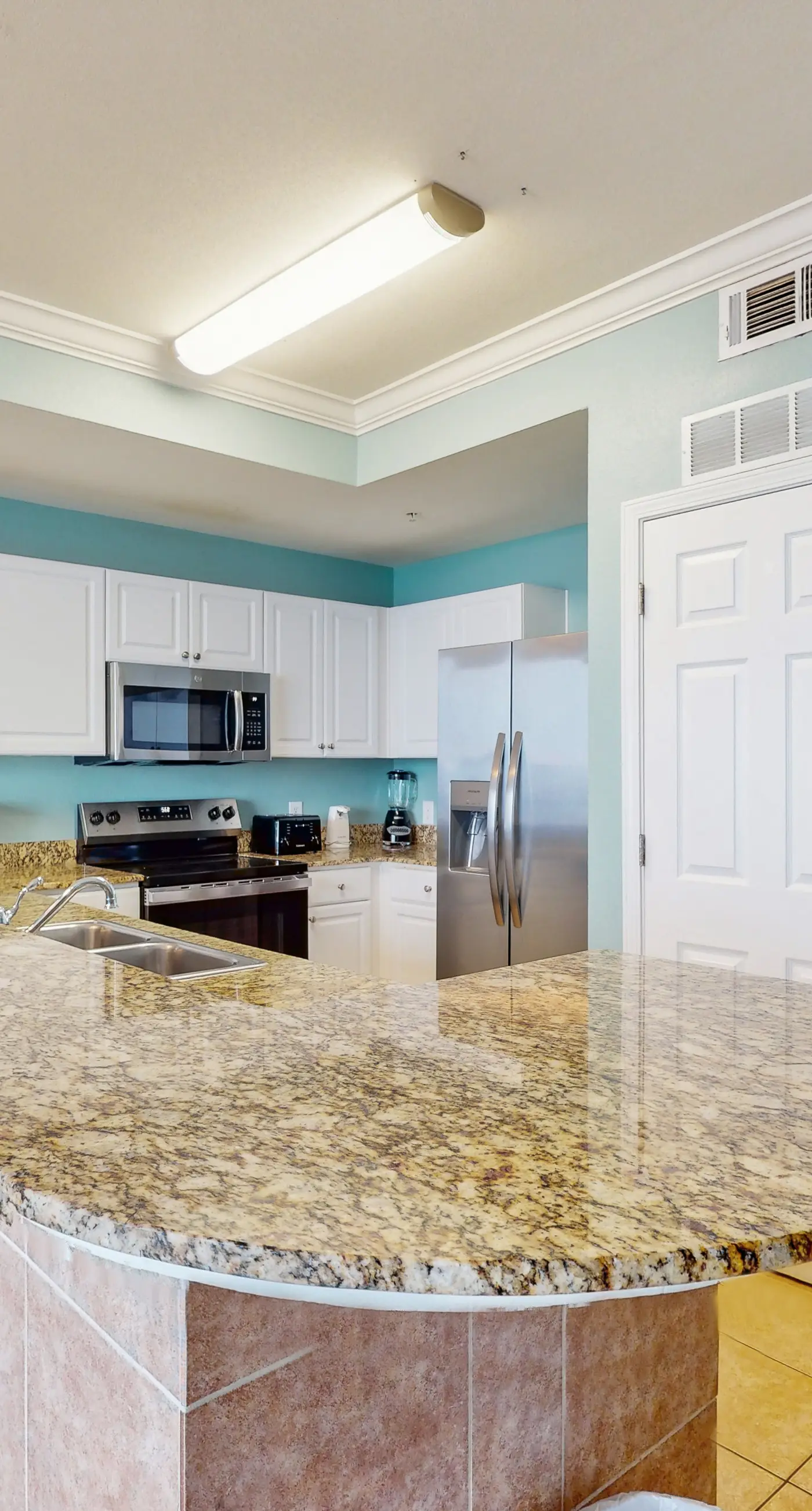 Spacious, beachfront condo w/shared gym, sauna, hot tub, pools, and BBQ area