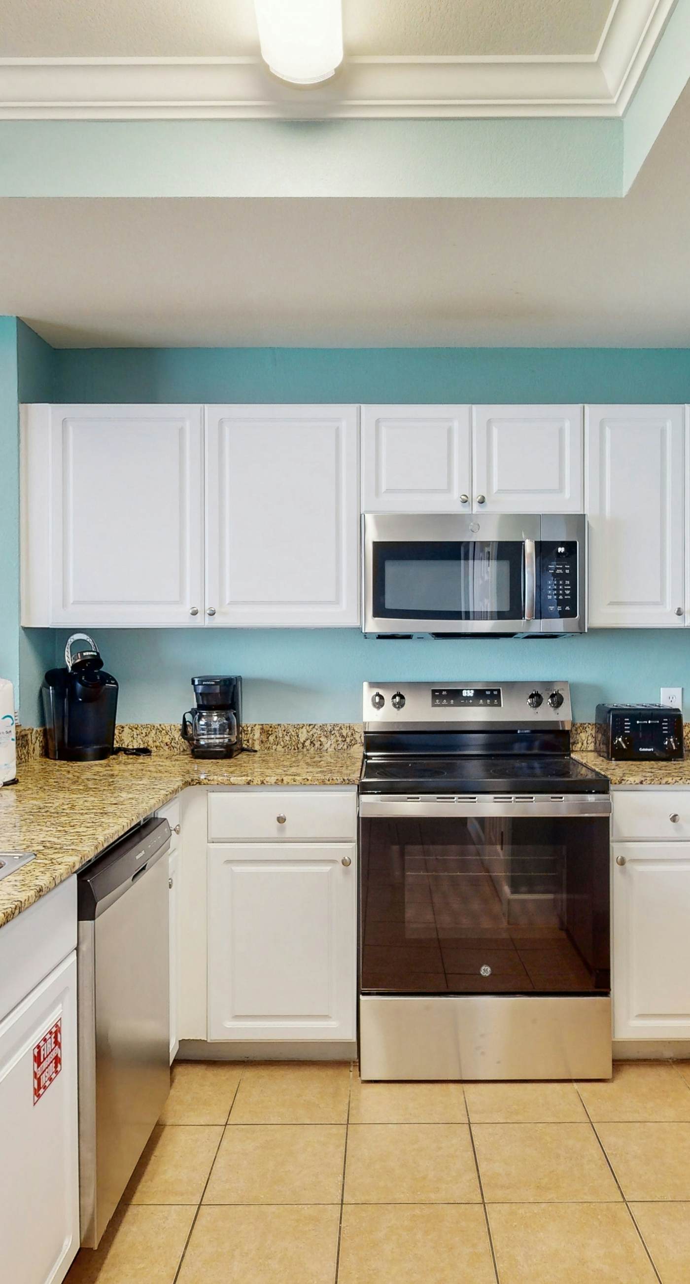 Spacious, beachfront condo w/shared gym, sauna, hot tub, pools, and BBQ area