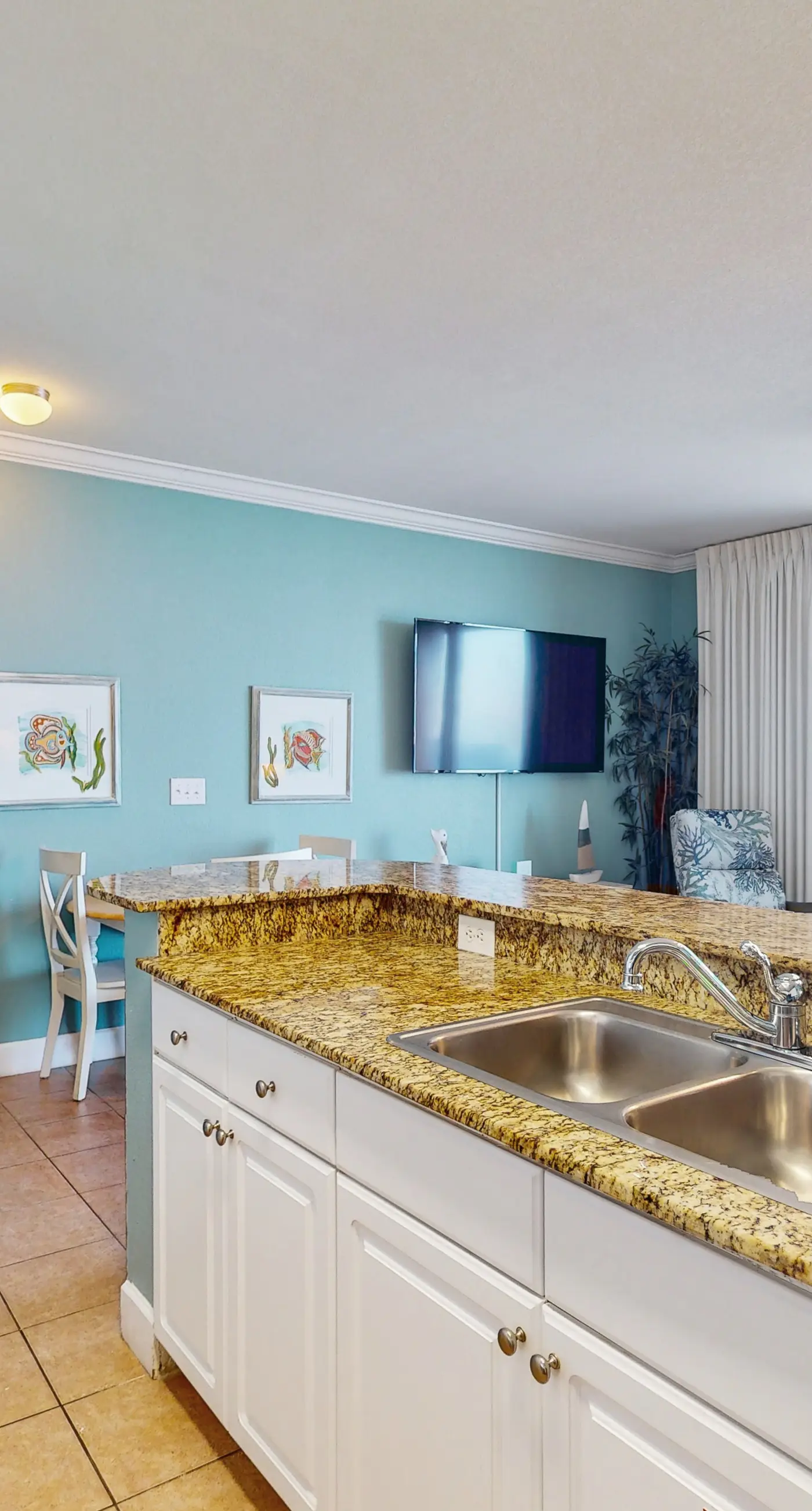 Spacious, beachfront condo w/shared gym, sauna, hot tub, pools, and BBQ area