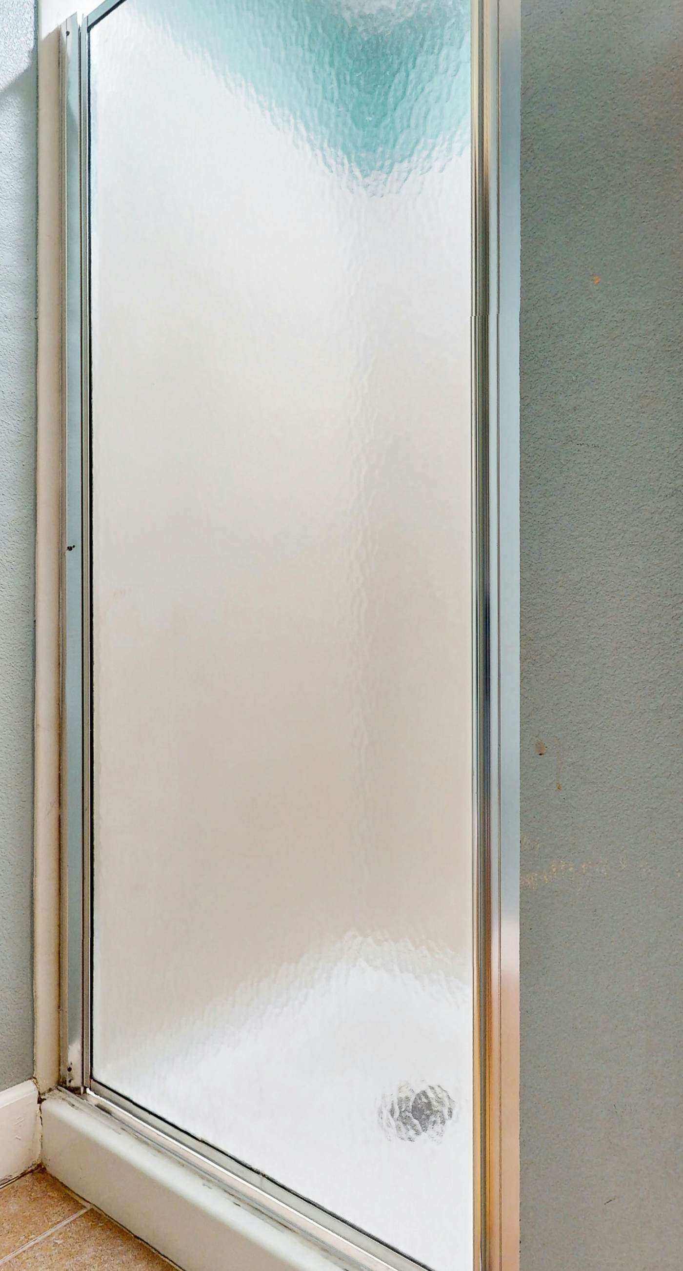 Spacious, beachfront condo w/shared gym, sauna, hot tub, pools, and BBQ area