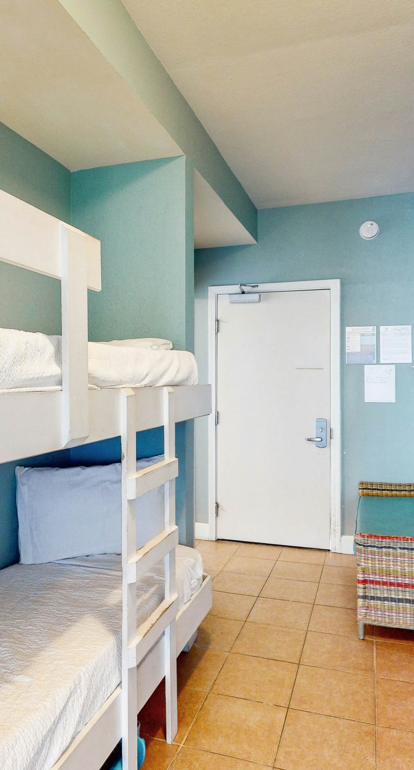 Spacious, beachfront condo w/shared gym, sauna, hot tub, pools, and BBQ area