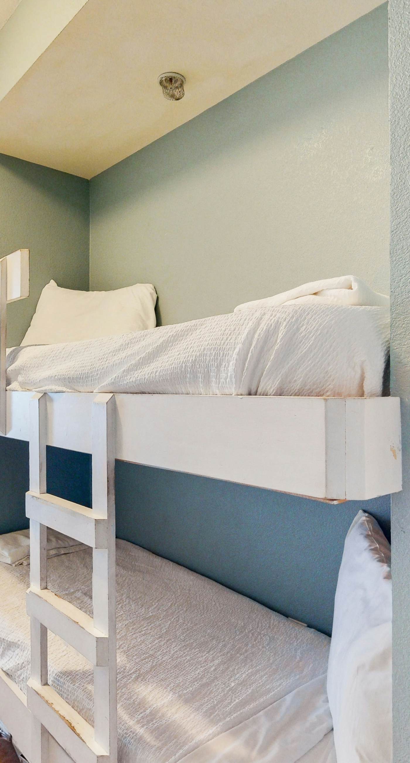 Spacious, beachfront condo w/shared gym, sauna, hot tub, pools, and BBQ area