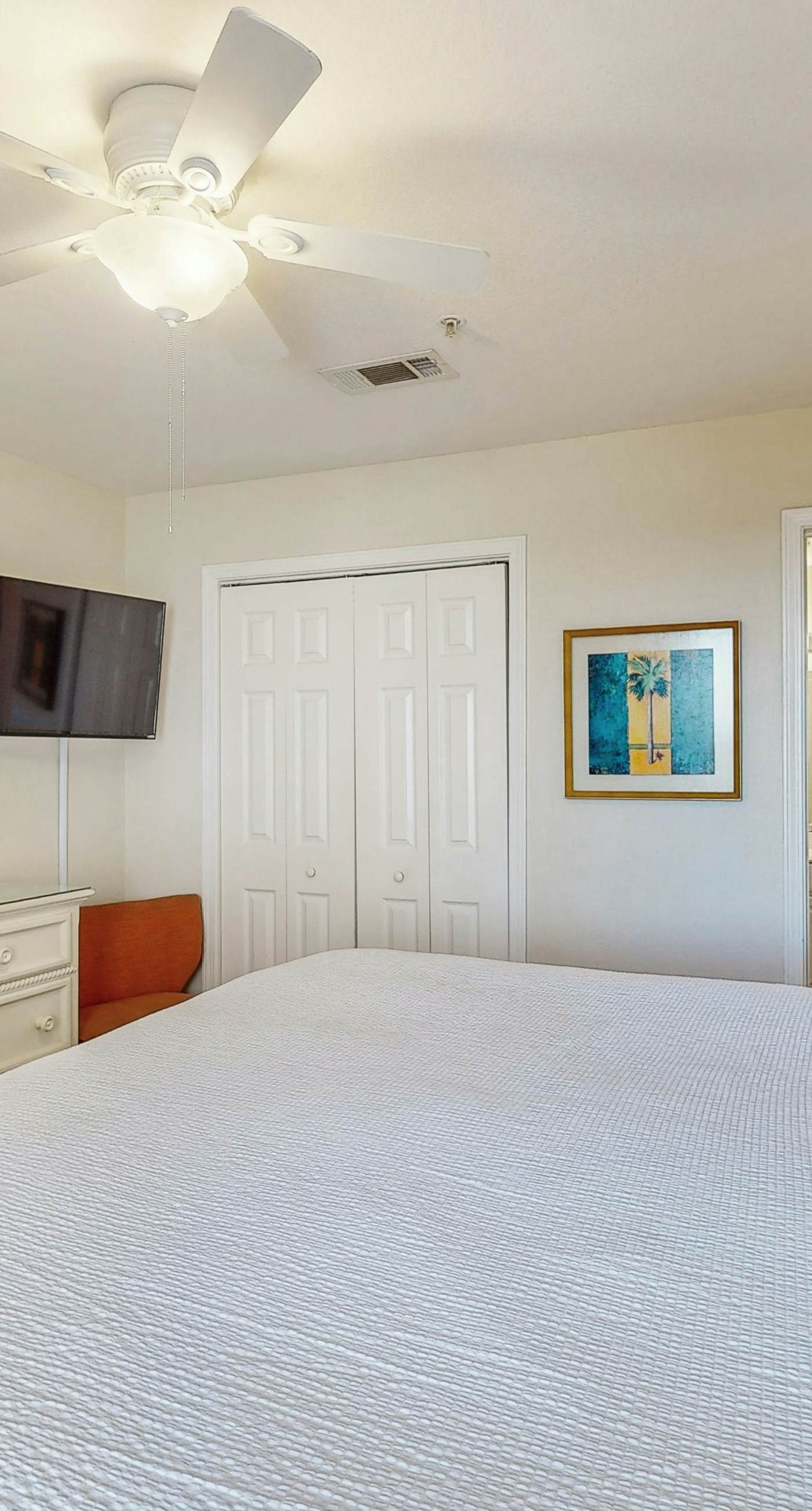 Spacious, beachfront condo w/shared gym, sauna, hot tub, pools, and BBQ area