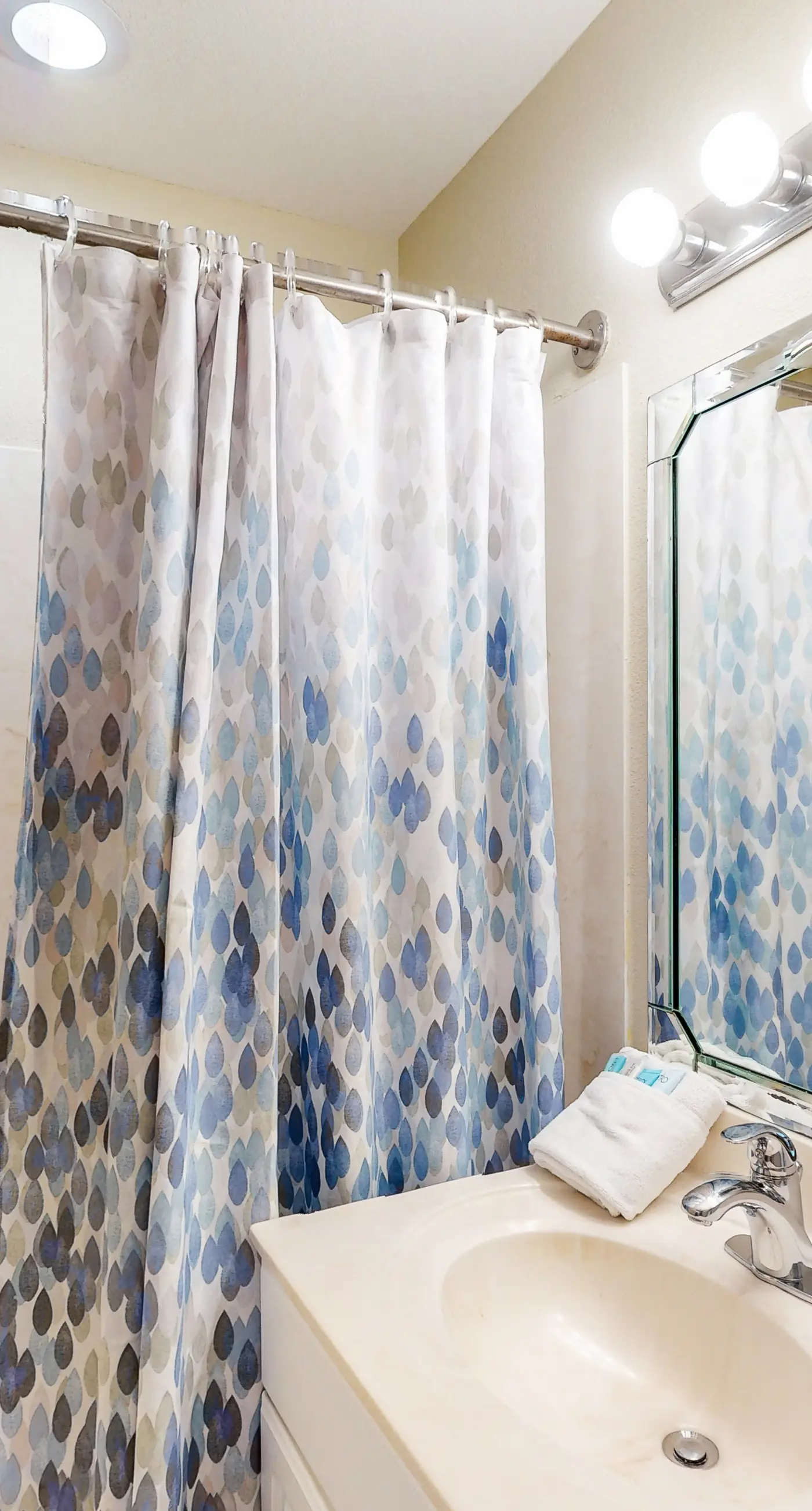 Spacious, beachfront condo w/shared gym, sauna, hot tub, pools, and BBQ area