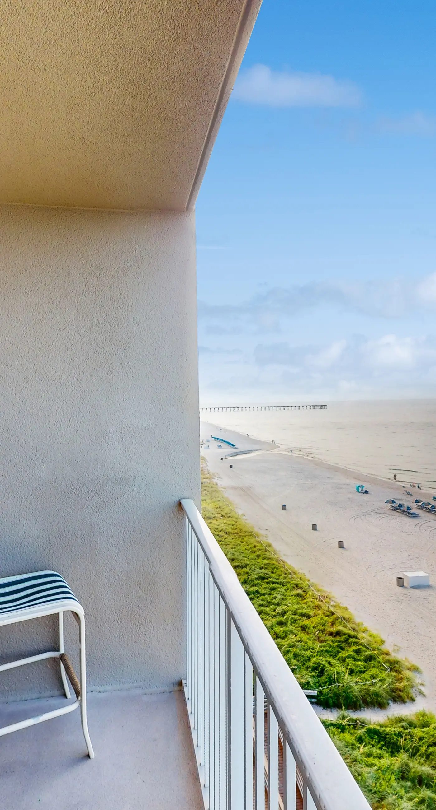 Spacious, beachfront condo w/shared gym, sauna, hot tub, pools, and BBQ area