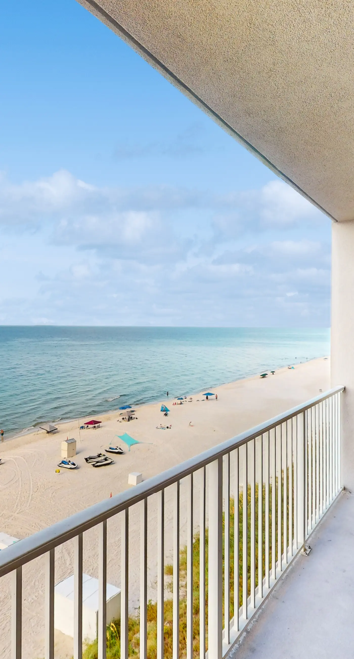 Spacious, beachfront condo w/shared gym, sauna, hot tub, pools, and BBQ area