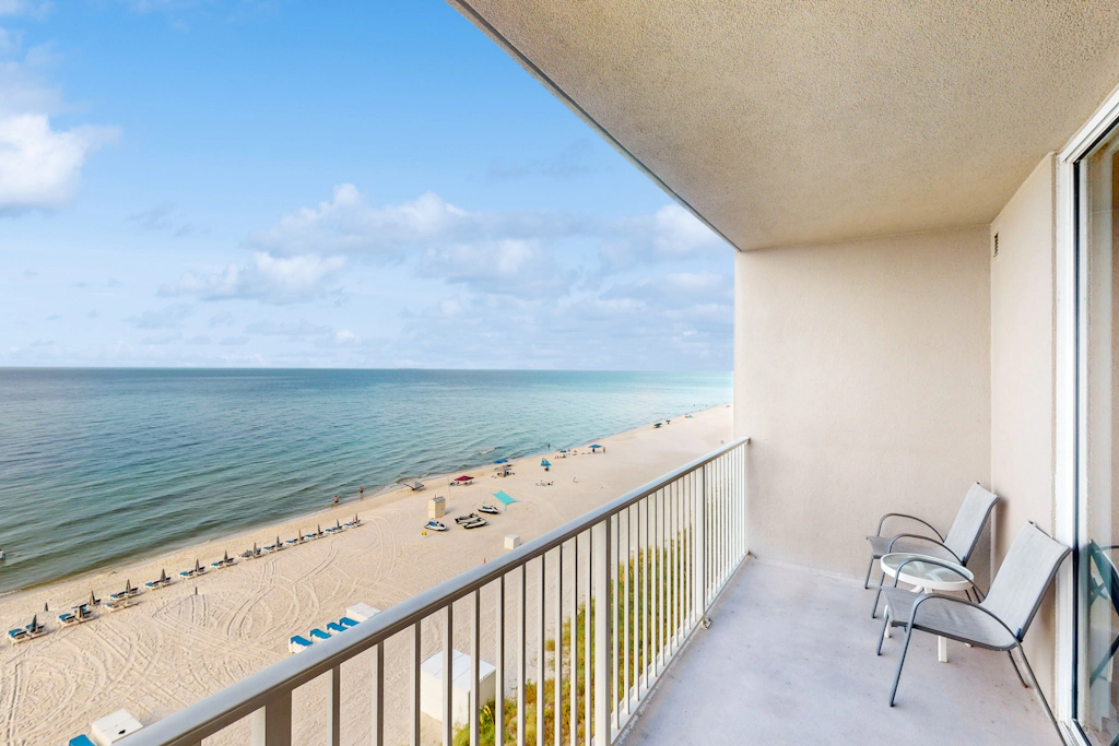 Spacious, beachfront condo w/shared gym, sauna, hot tub, pools, and BBQ area