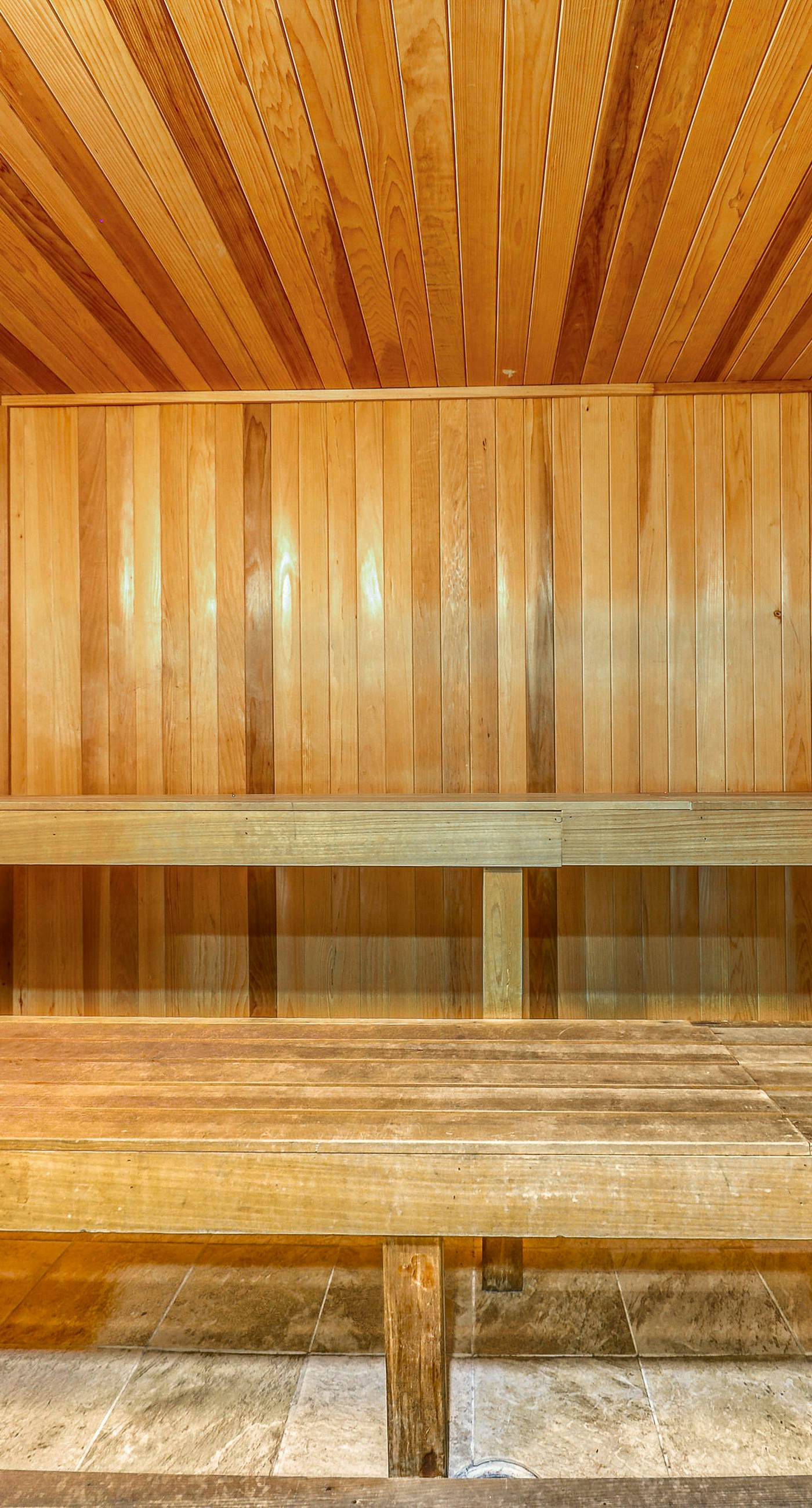 Spacious, beachfront condo w/shared gym, sauna, hot tub, pools, and BBQ area