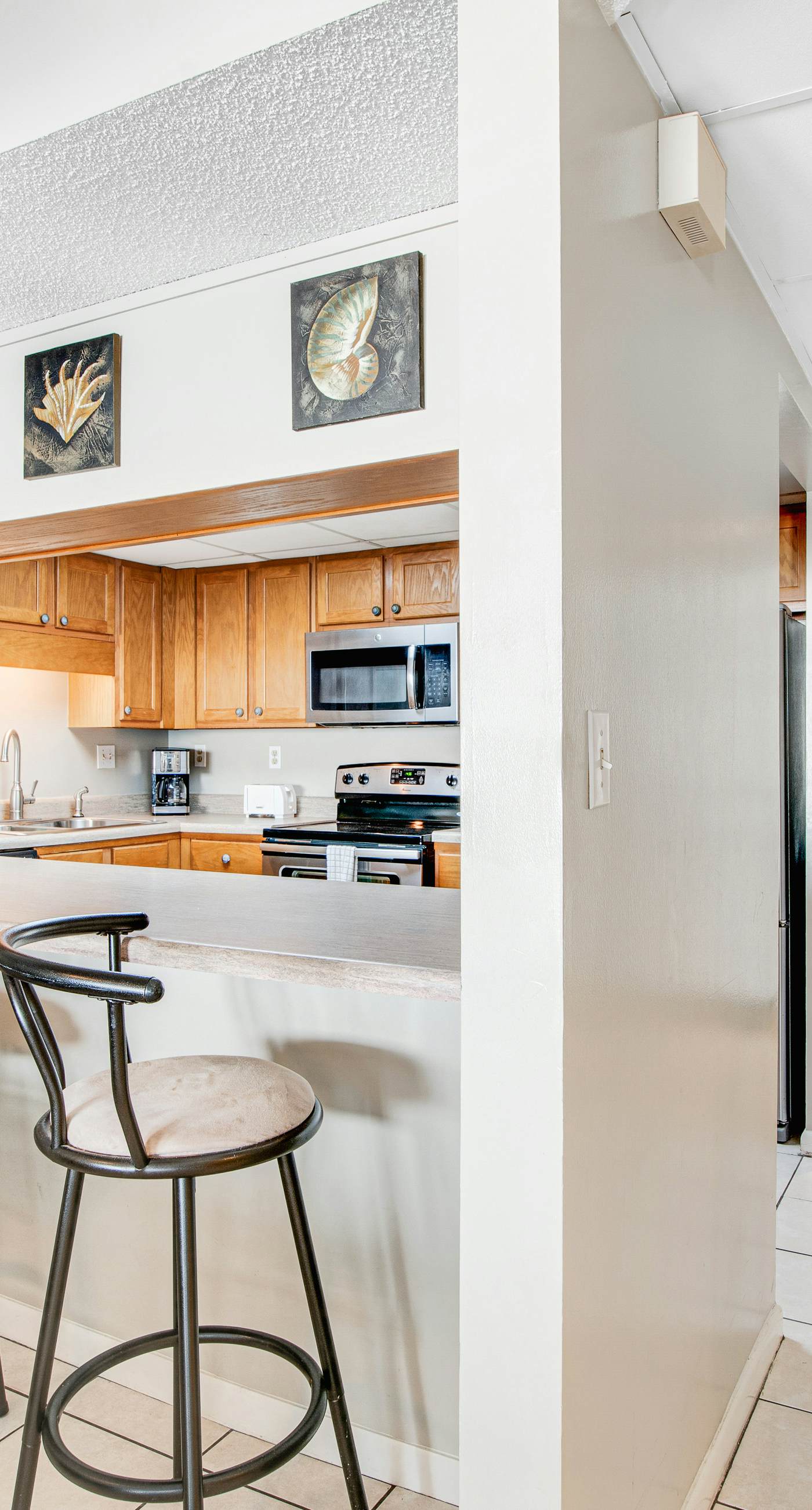 Waterfront beach condo w/ pool, hot tub & tennis available - balcony