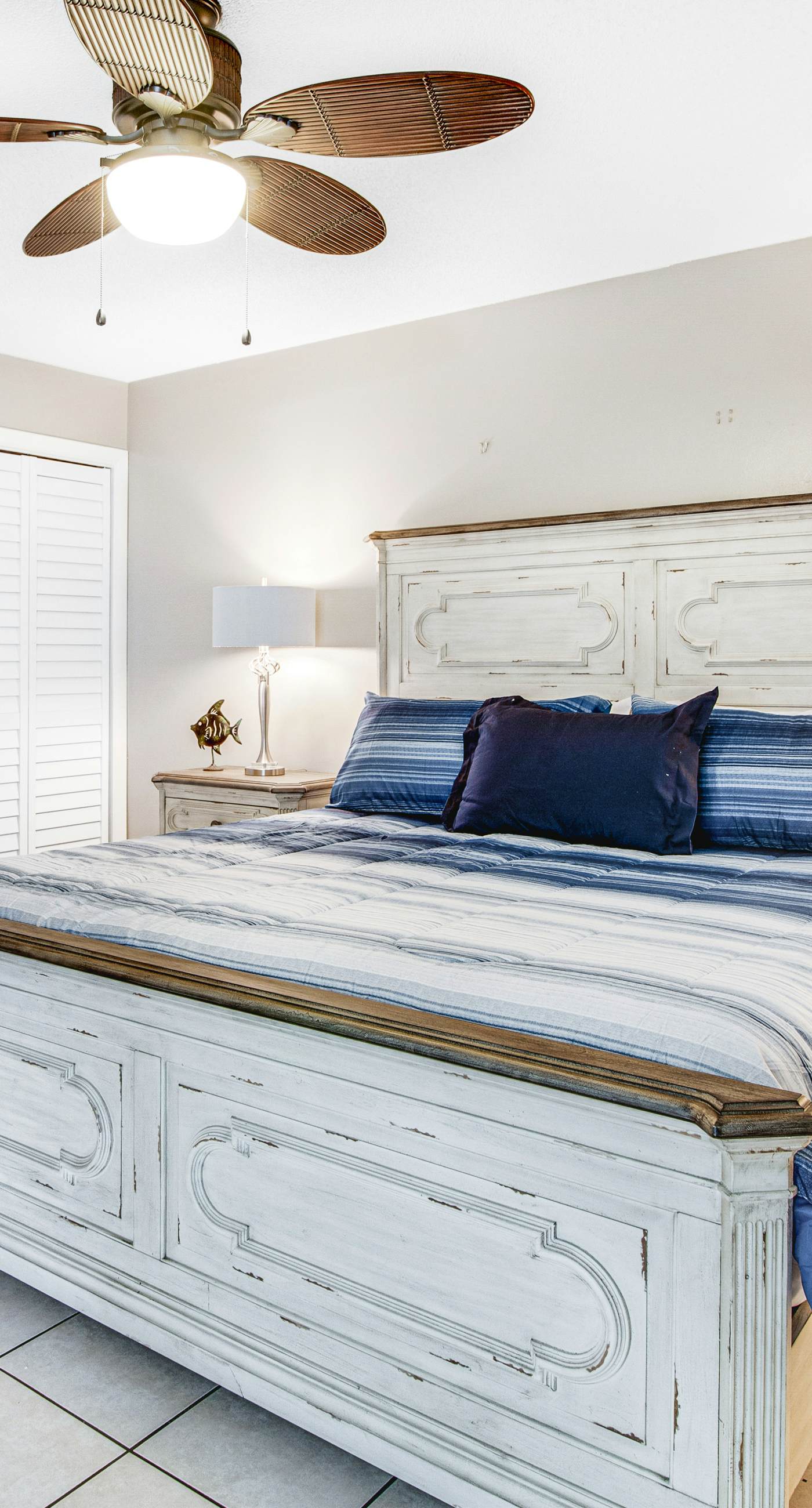 Waterfront beach condo w/ pool, hot tub & tennis available - balcony