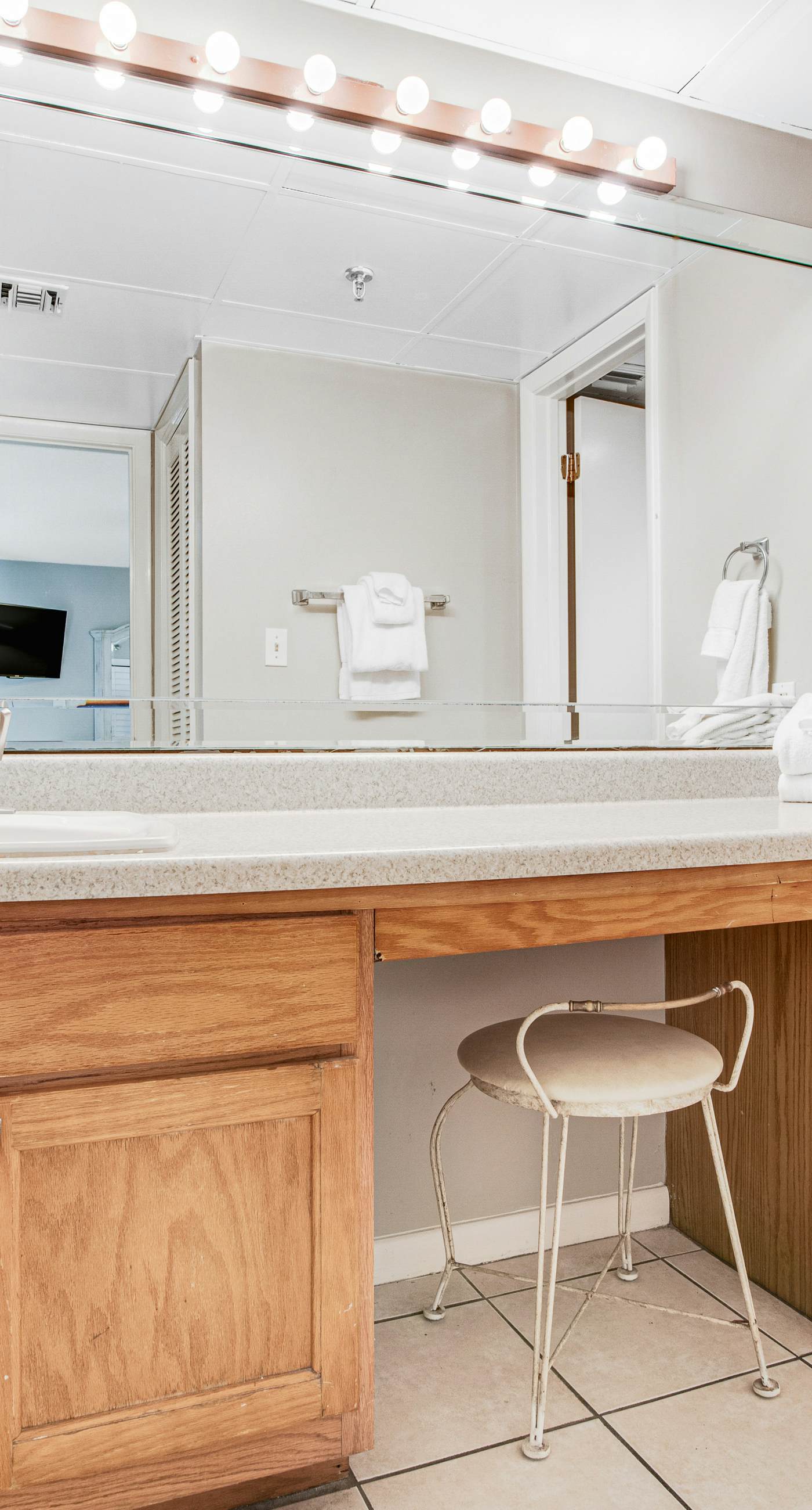 Waterfront beach condo w/ pool, hot tub & tennis available - balcony