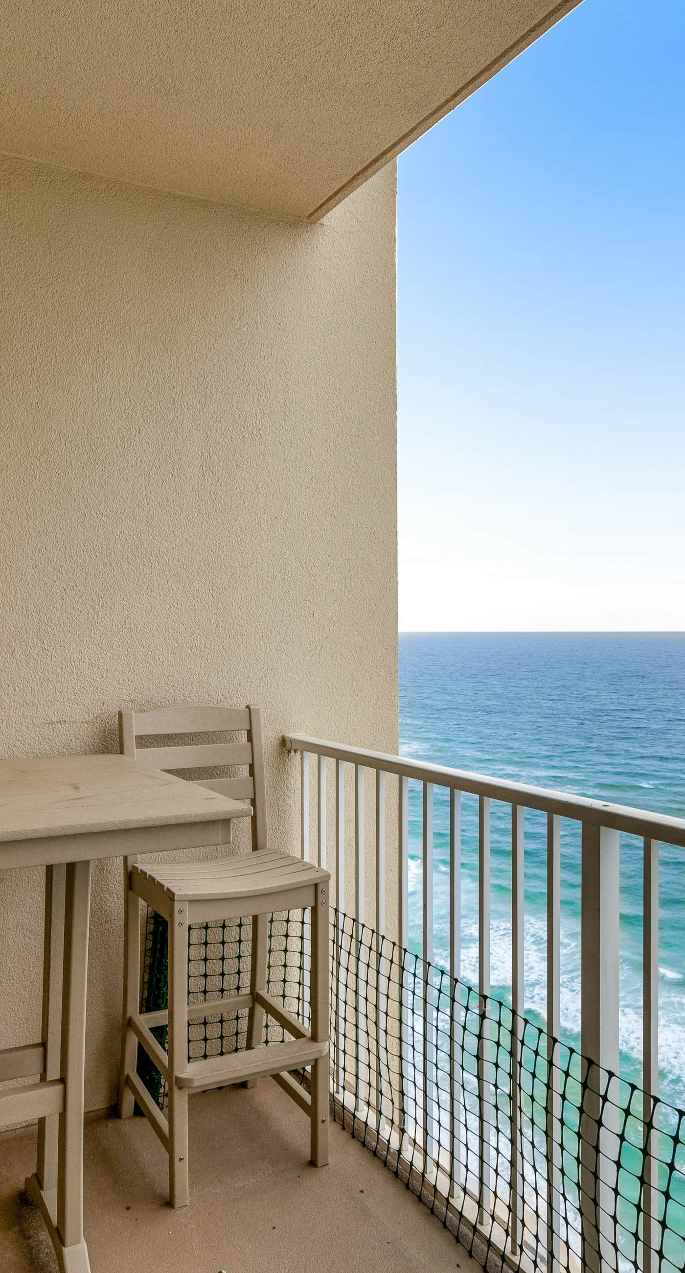 Picturesque gulf-front views & on-site pools, hot tubs, and beach service
