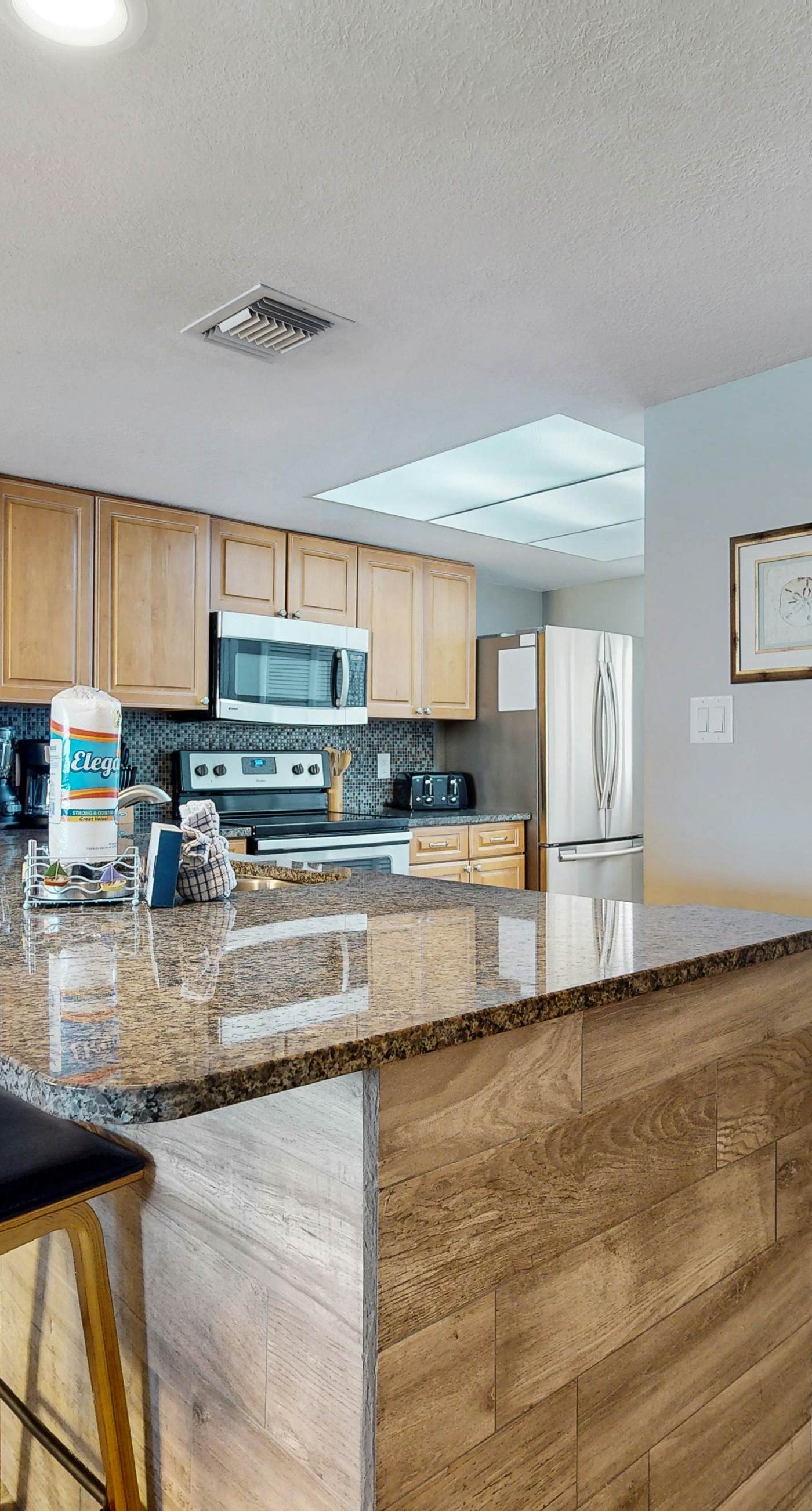 8th floor condo with Gulf views, balcony, pools, hot tubs, central AC, and WiFi