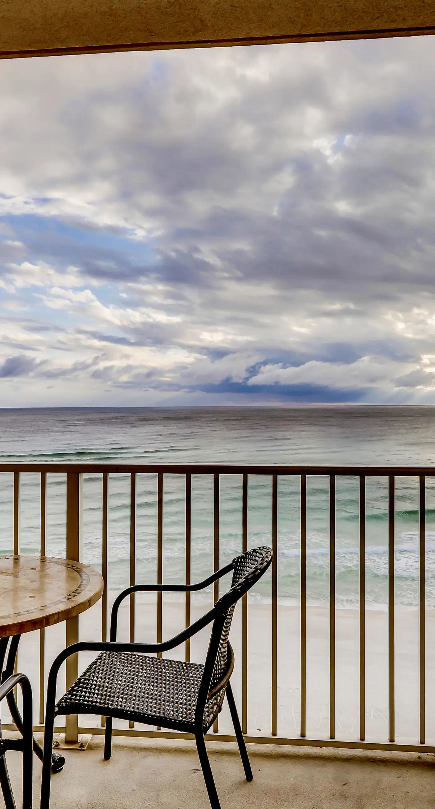 Inviting waterfront condo w/ shared pools, a hot tub, gym, & beach access