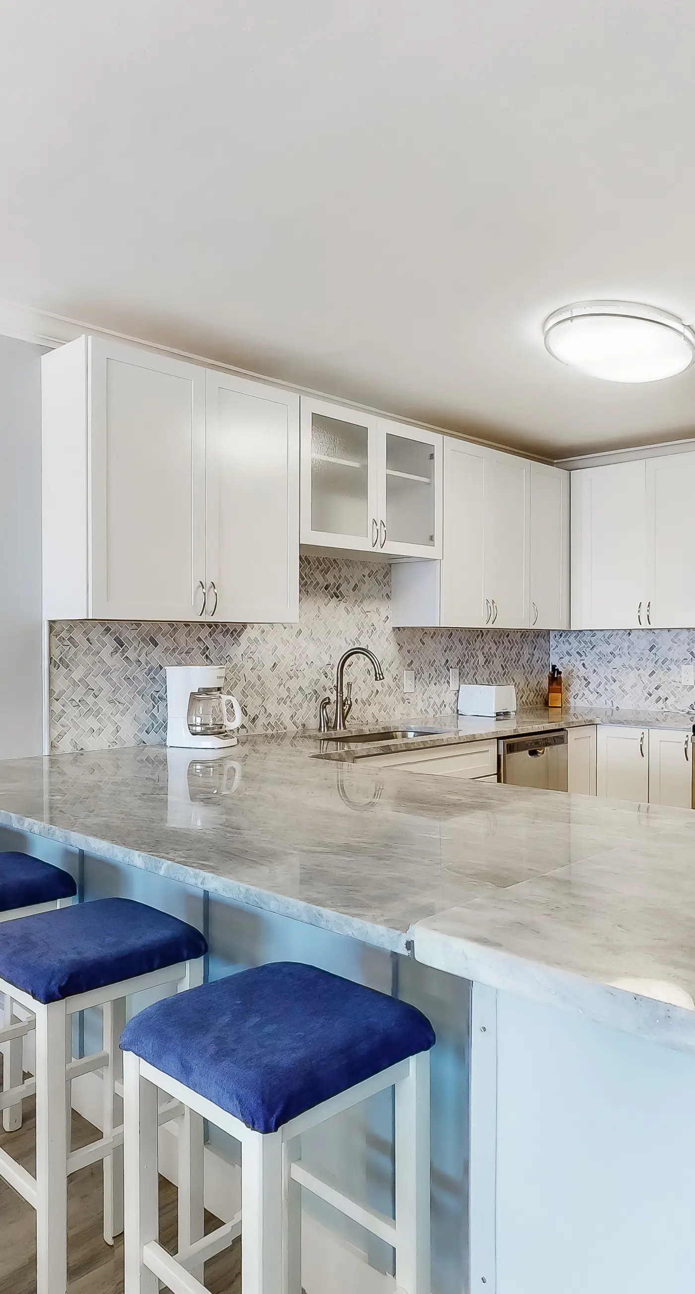 Inviting Oceanfront Condo with pool, Gym, Tennis, Gulf Views