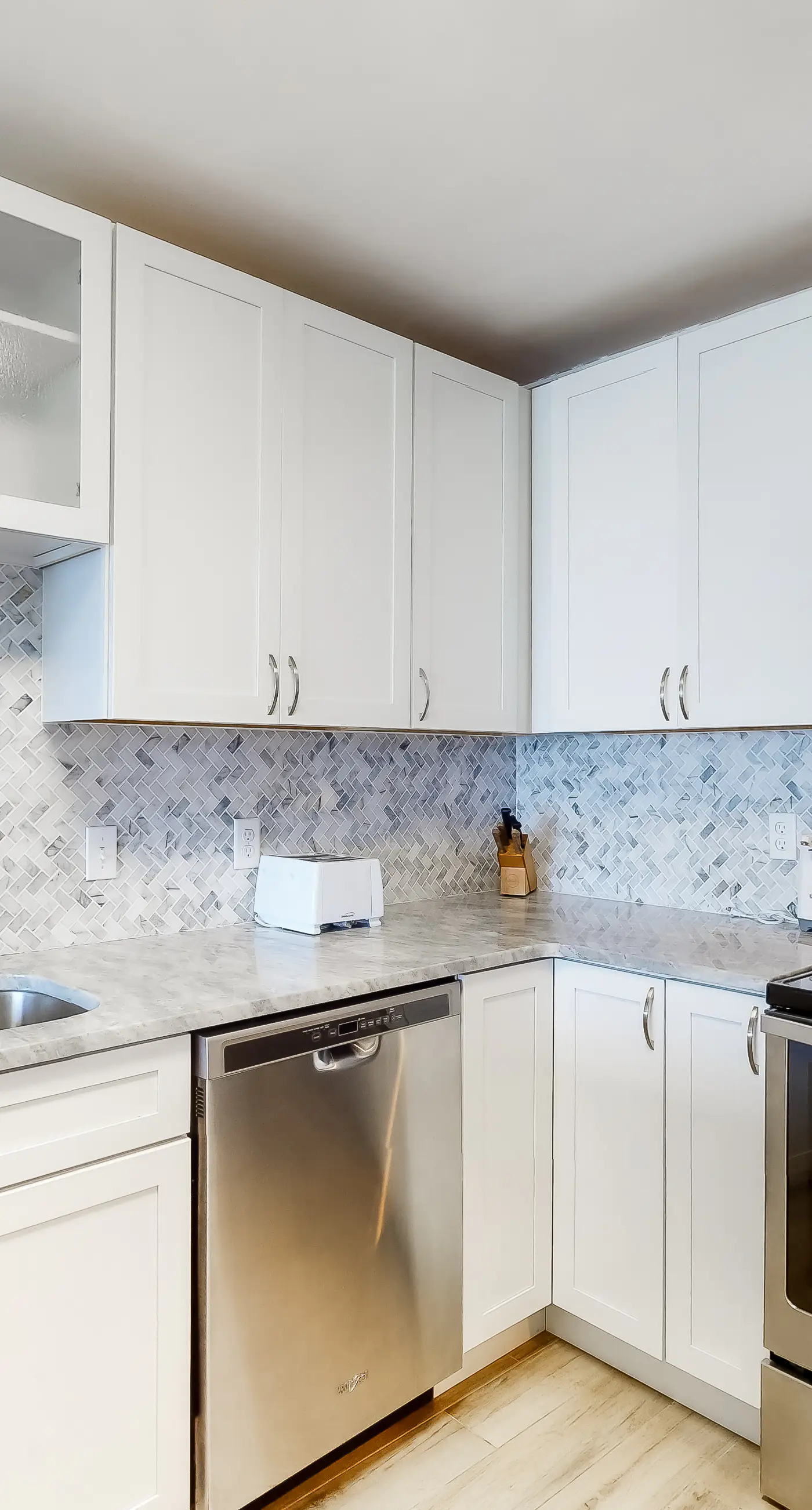 Inviting Oceanfront Condo with pool, Gym, Tennis, Gulf Views