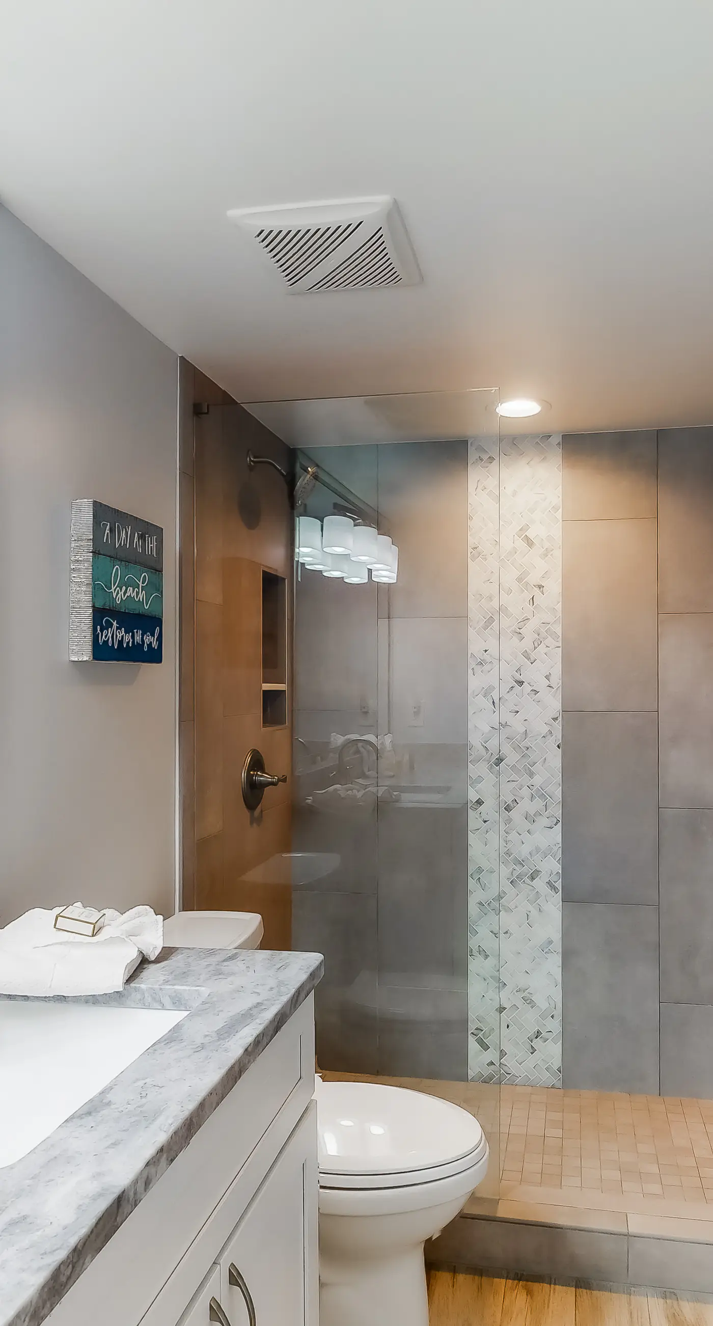 Inviting Oceanfront Condo with pool, Gym, Tennis, Gulf Views