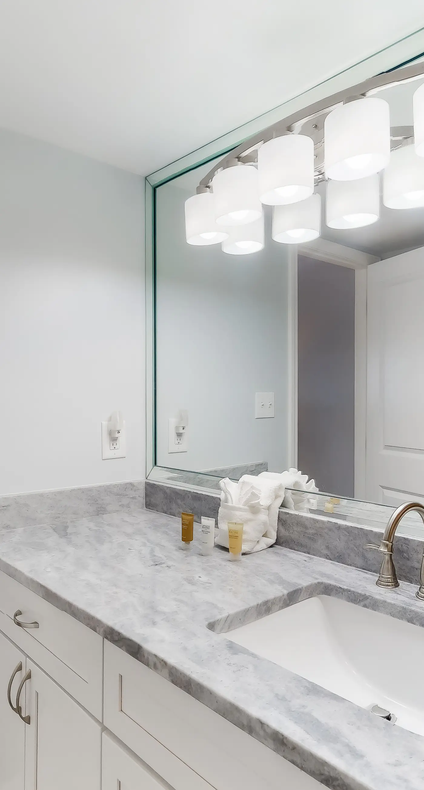 Inviting Oceanfront Condo with pool, Gym, Tennis, Gulf Views