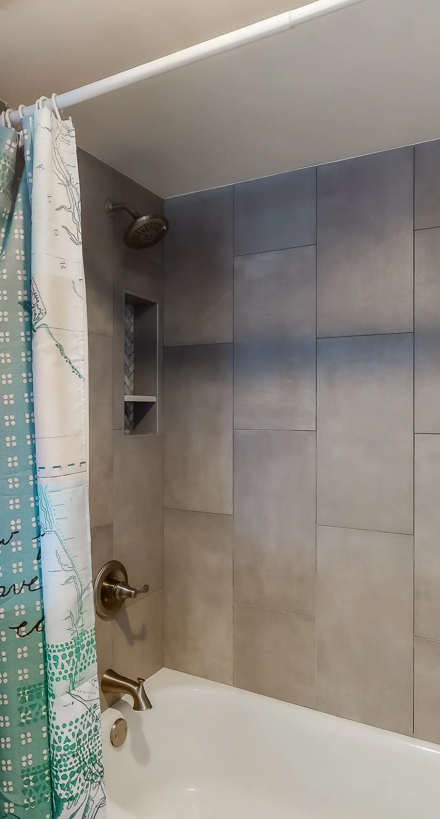 Inviting Oceanfront Condo with pool, Gym, Tennis, Gulf Views