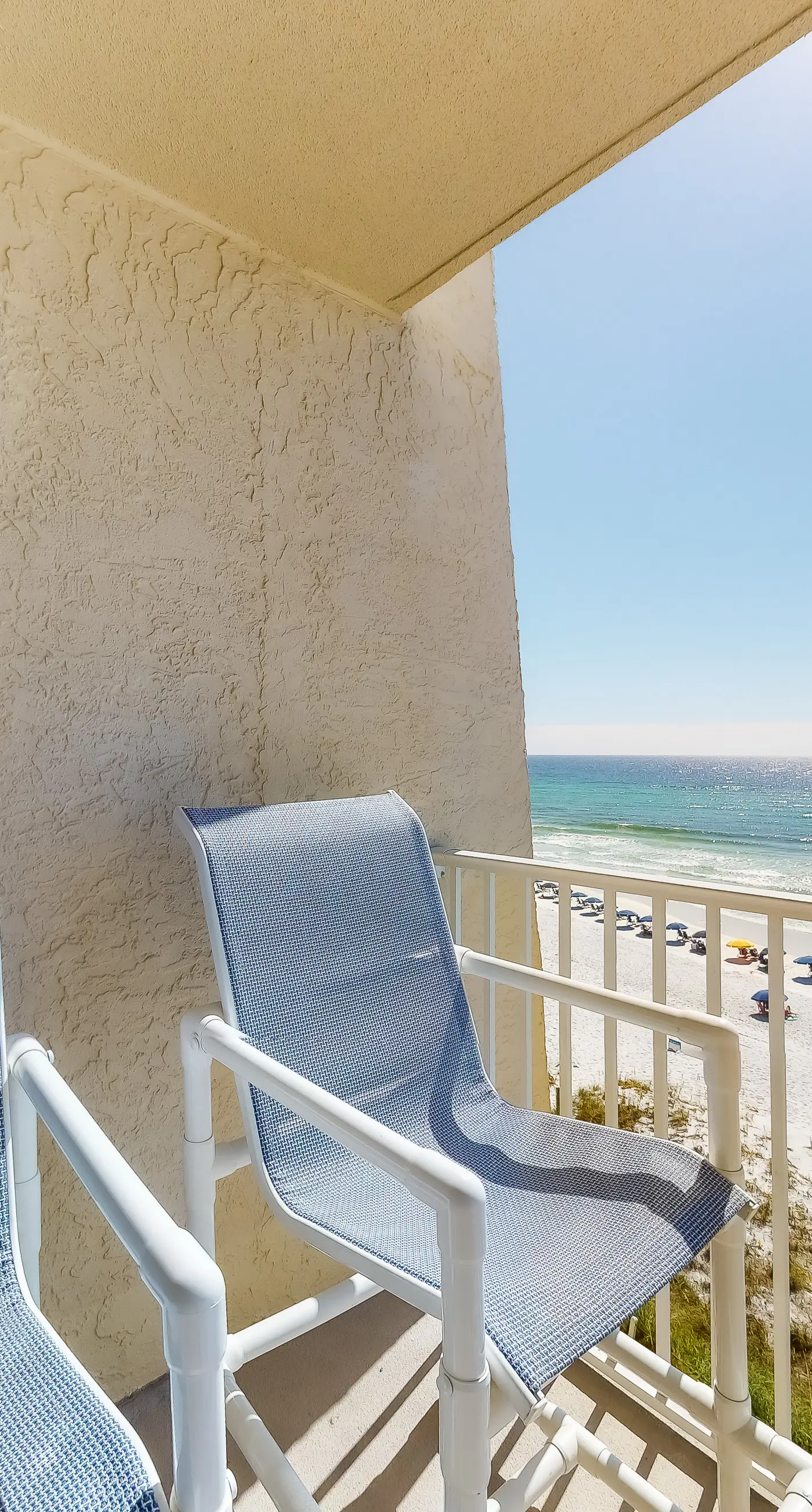 Inviting Oceanfront Condo with pool, Gym, Tennis, Gulf Views
