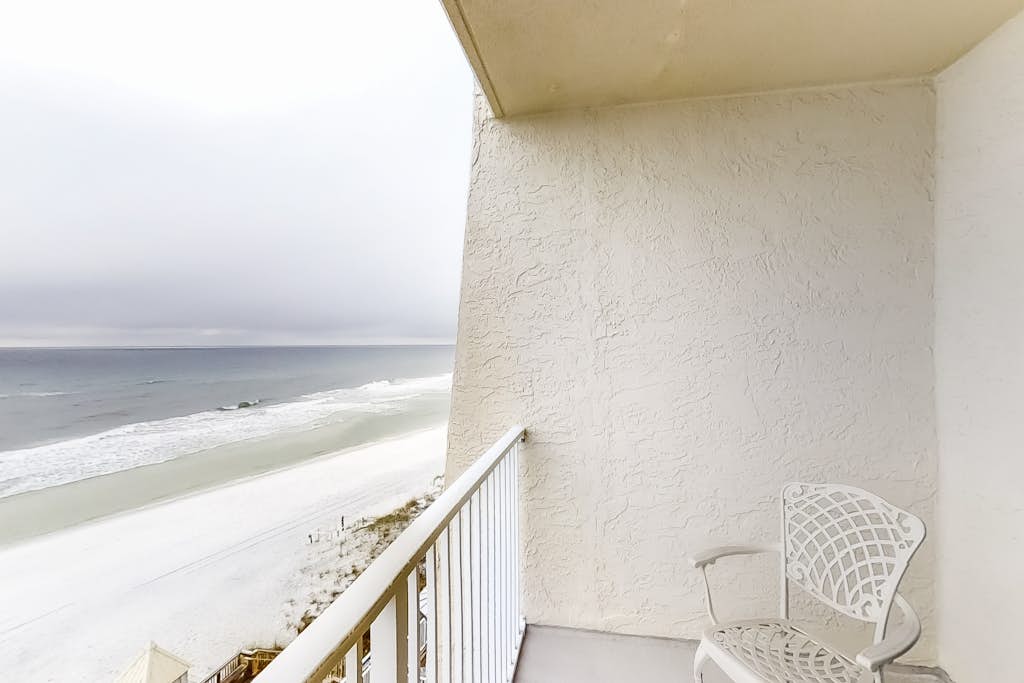 Magnificent Sixth-floor Oceanfront Condo with pool, Tennis & Gym